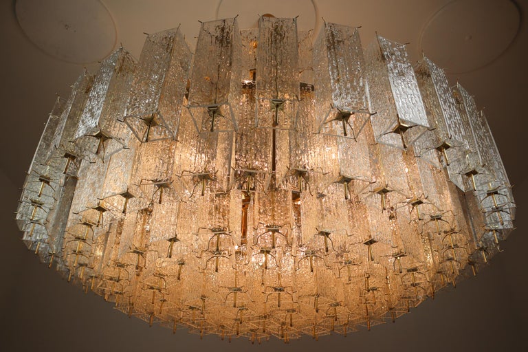 Extreme Extra Large Midcentury Brass Chandelier in Structured Glass from Europe For Sale 7