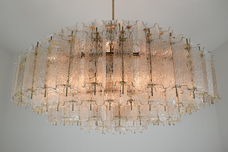 Extreme Extra Large Midcentury Brass Chandelier in Structured Glass from Europe For Sale 8