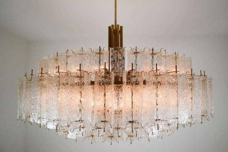 Extreme Extra Large Midcentury Brass Chandelier in Structured Glass from Europe For Sale 10