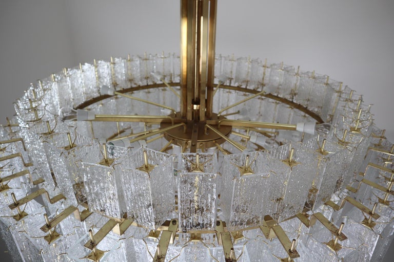 Extreme Extra Large Midcentury Brass Chandelier in Structured Glass from Europe For Sale 12