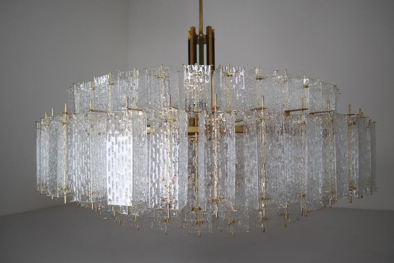 Extreme Extra Large Midcentury Brass Chandelier in Structured Glass from Europe For Sale 13