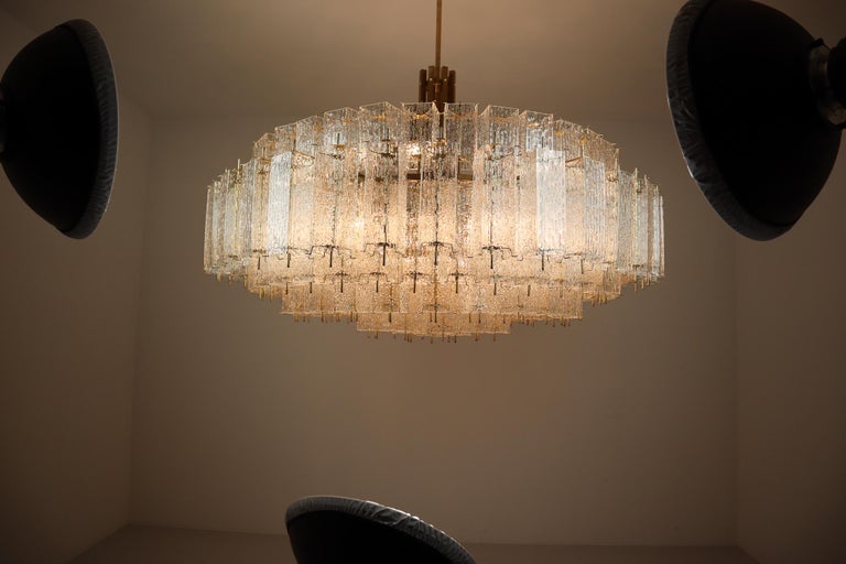 Extreme Extra Large Midcentury Brass Chandelier in Structured Glass from Europe For Sale 14