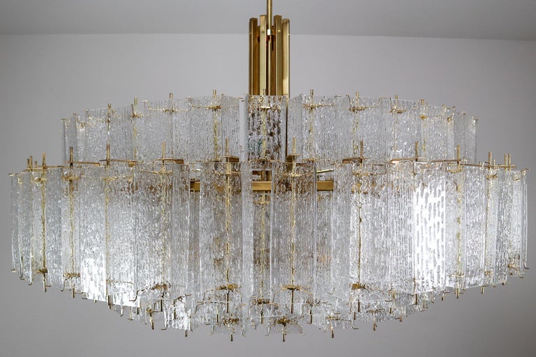 Extreme Extra Large Midcentury Brass Chandelier in Structured Glass from Europe In Good Condition For Sale In Almelo, NL