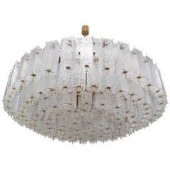 Lampadario extra large in ottone del Medioevo con vetro strutturato proveniente dall'Europa