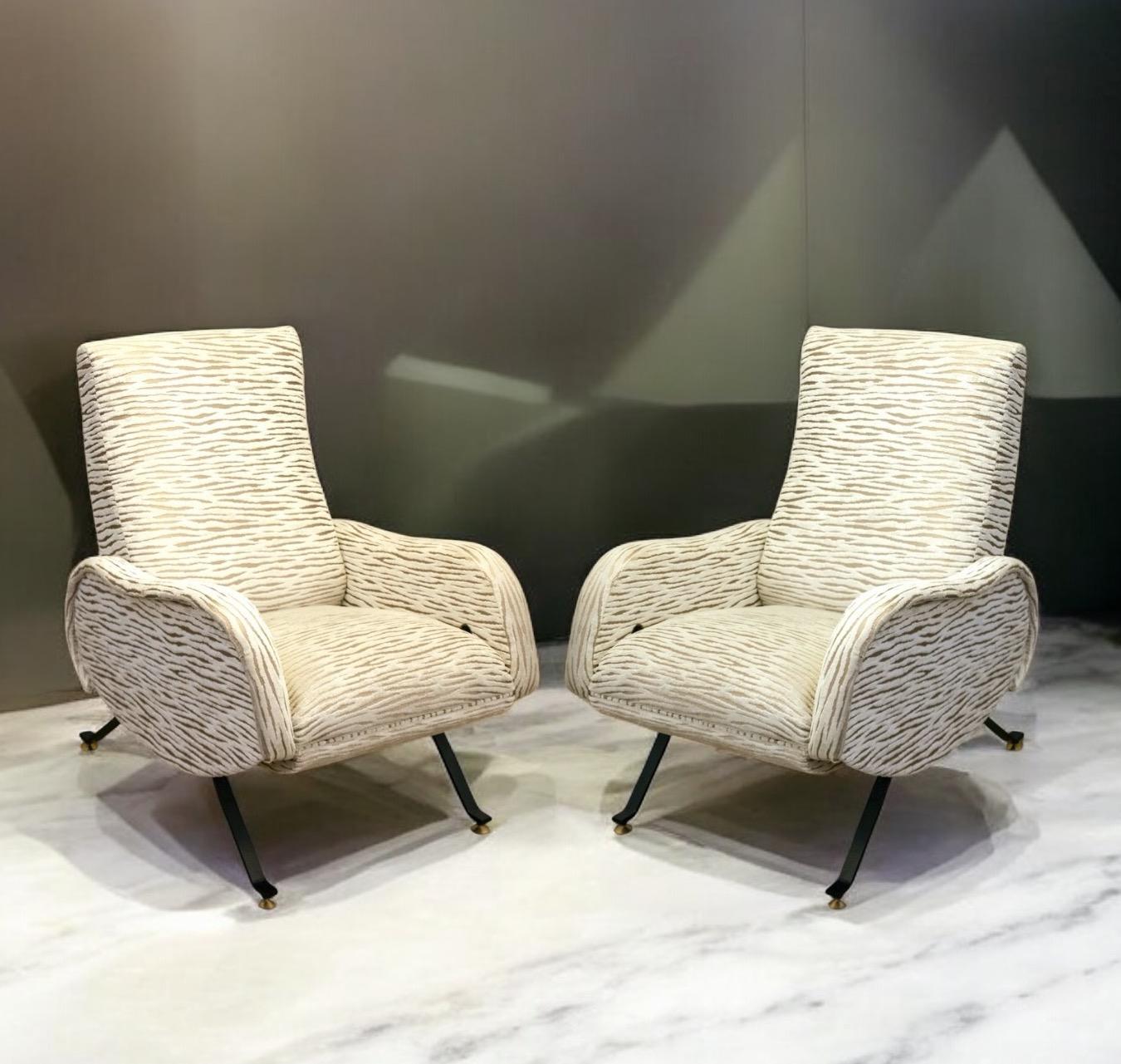 Pareja de originales tumbonas o chaise longue reclinables Modernas de Mediados de Siglo con precioso terciopelo blanco con inserto de color bronce nuevo uphostery. 
Esta silla reclinable es extremadamente cómoda y puede colocarse en varias