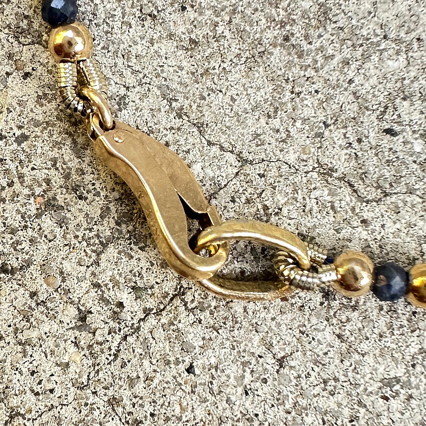 Äußergewöhnlich geschliffene 18 Karat Gold Quaste-Fob auf extrem langem abnehmbarem Saphir-Halskette im Angebot 5