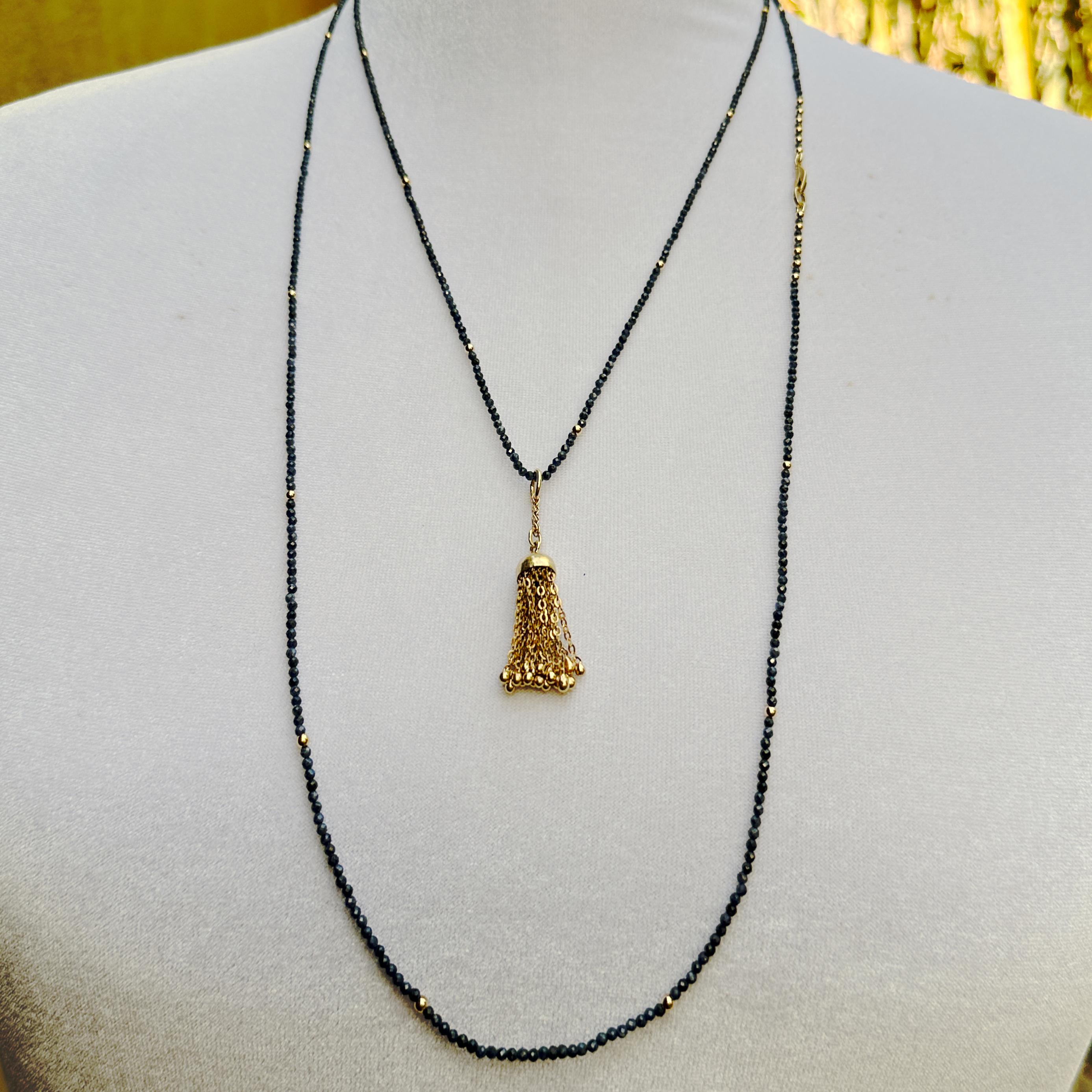 Äußergewöhnlich geschliffene 18 Karat Gold Quaste-Fob auf extrem langem abnehmbarem Saphir-Halskette im Zustand „Gut“ im Angebot in Sherman Oaks, CA