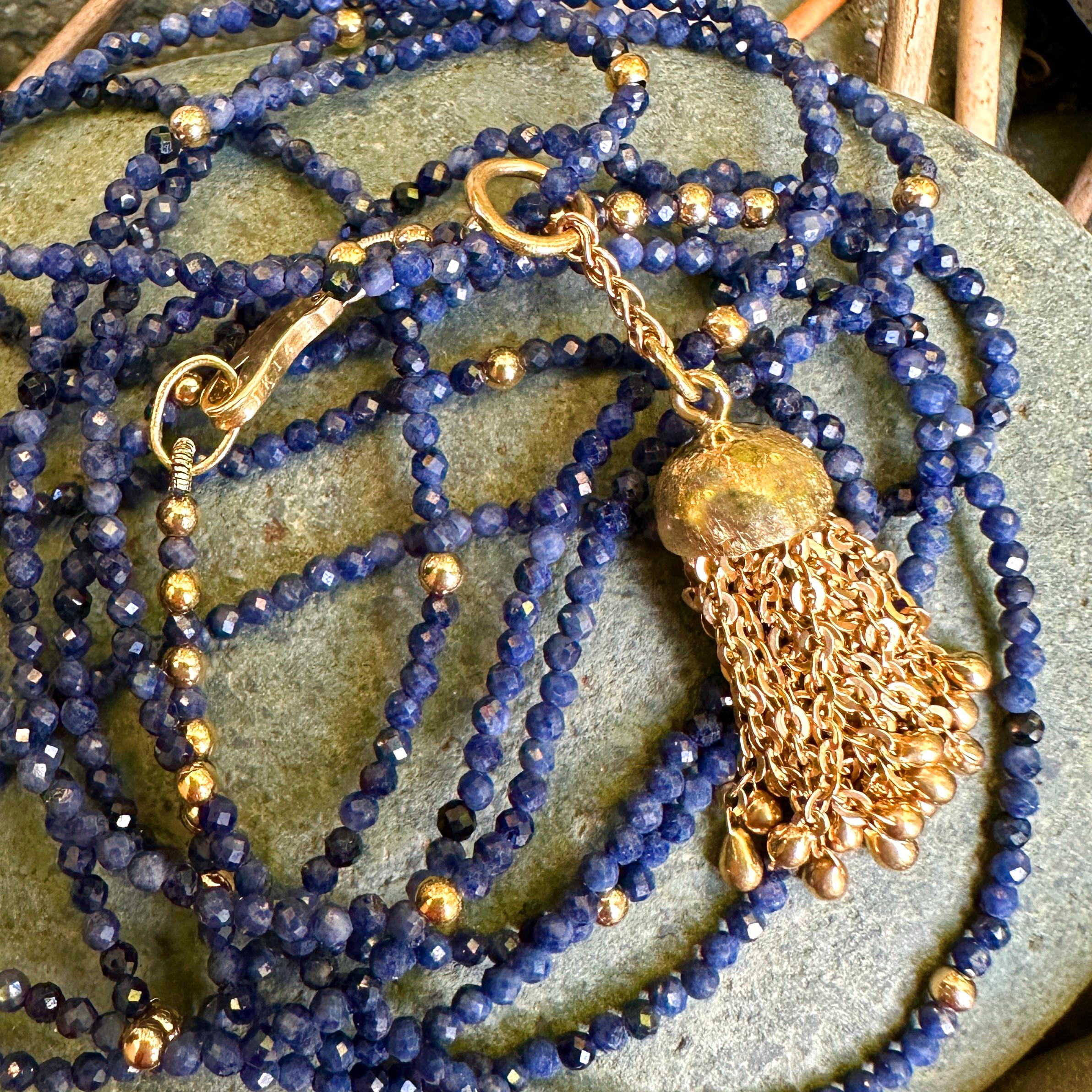 Äußergewöhnlich geschliffene 18 Karat Gold Quaste-Fob auf extrem langem abnehmbarem Saphir-Halskette im Angebot 1