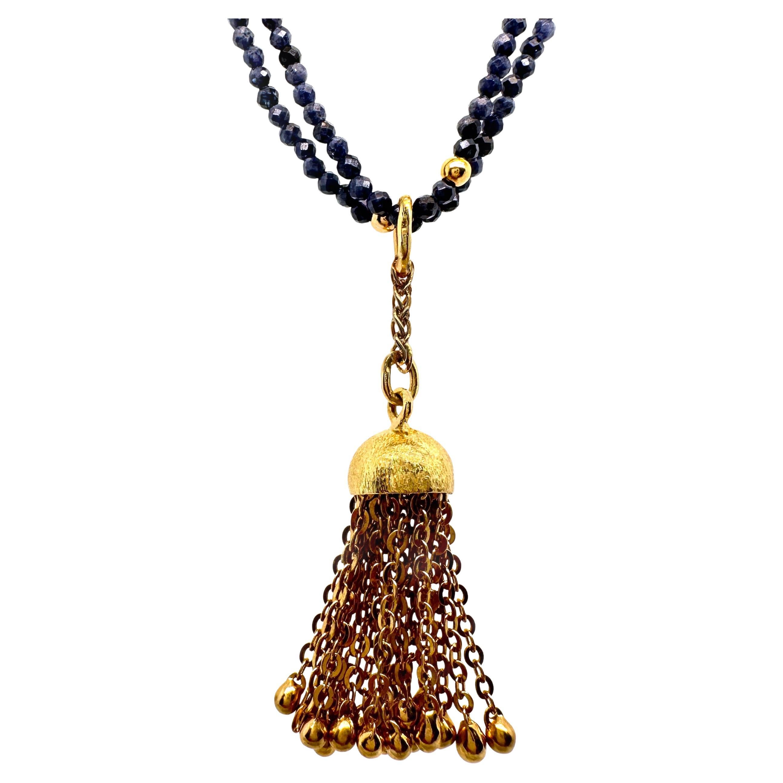 Una carinissima collana con nappe in oro 18 carati su una lunghissima collana di zaffiri rimovibile