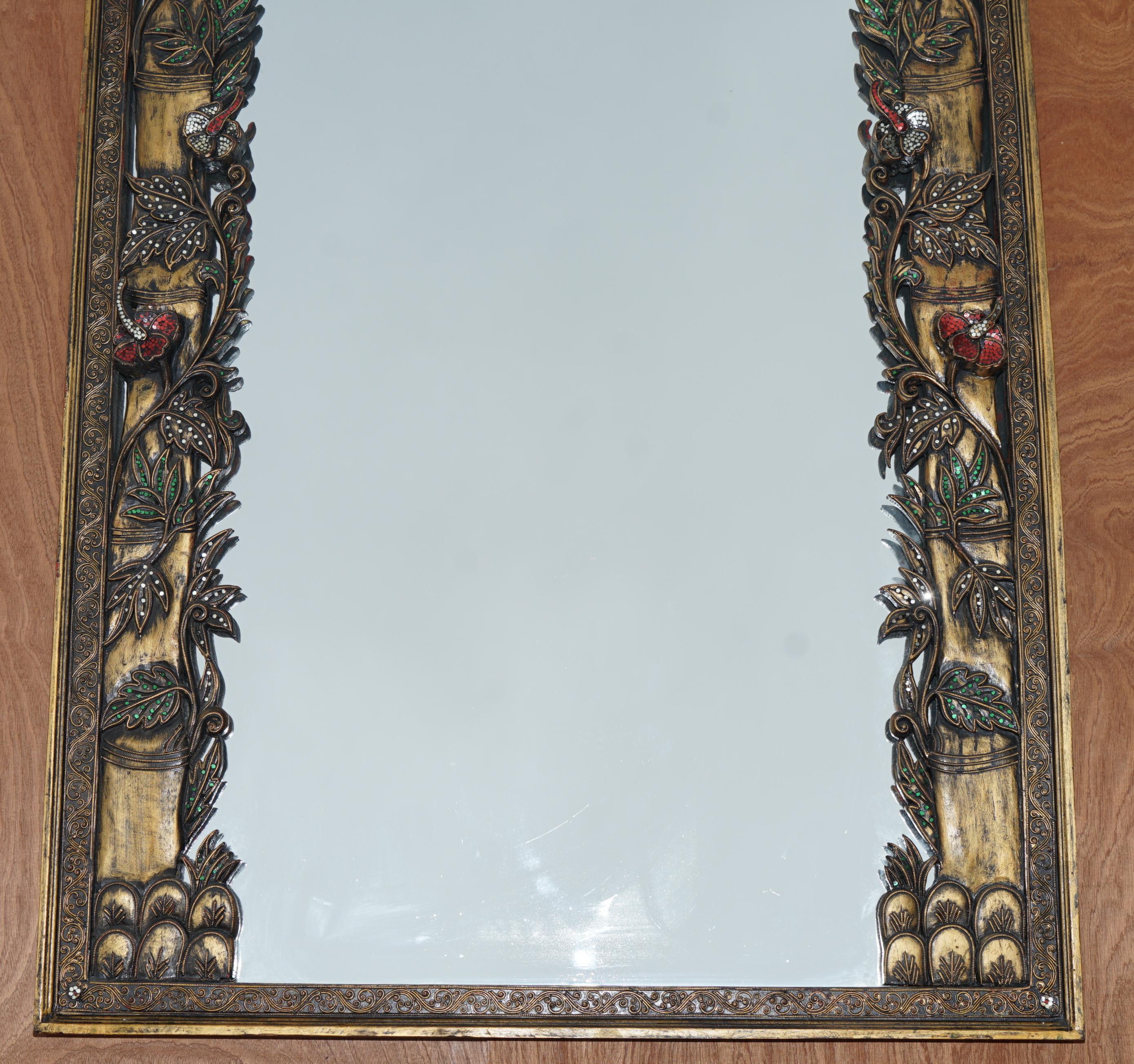 Estamos encantados de ofrecer este espejo de cuerpo entero muy decorativo con detalles de aves del paraíso en los árboles

Una pieza decorativa estupenda, el marco tiene una profundidad que no se ve a menudo, está muy tallado y es muy intrincado,