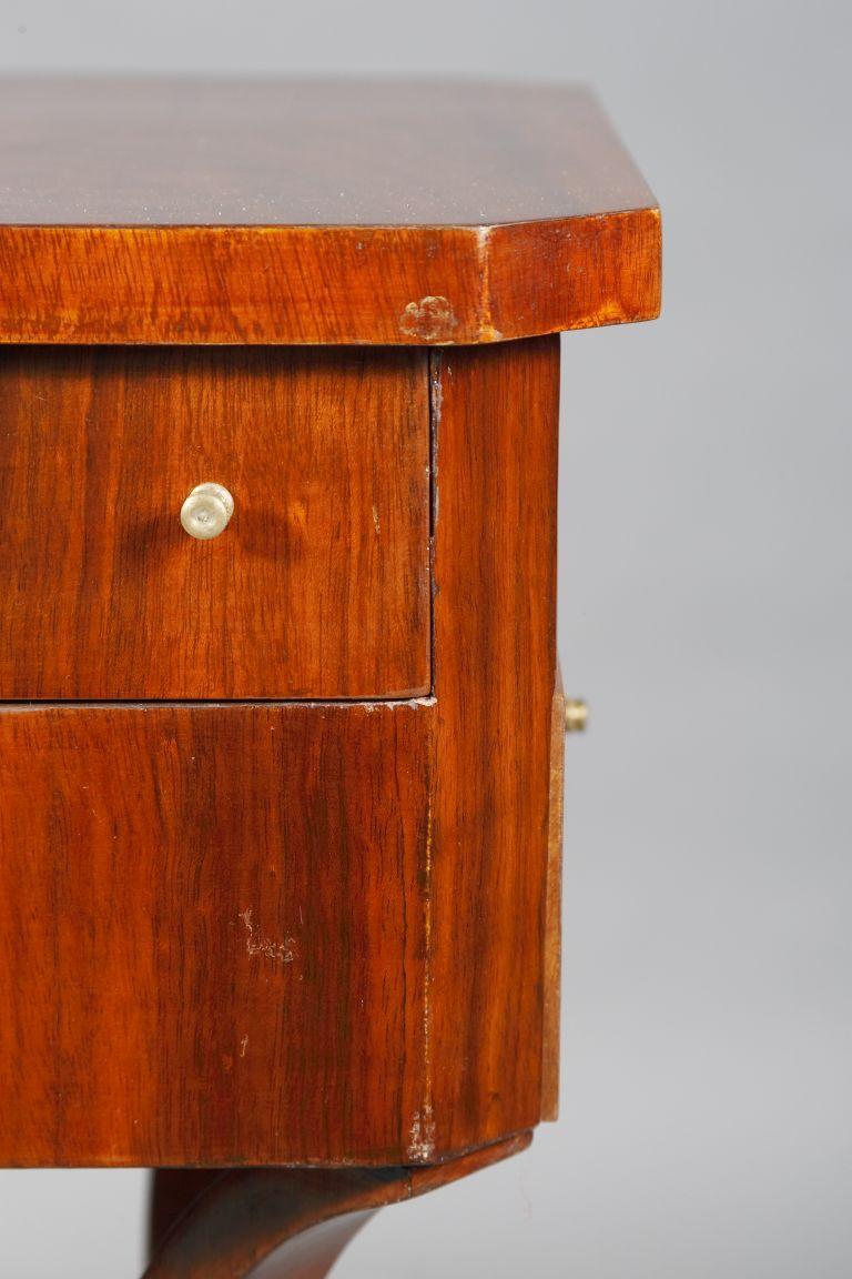 Acajou Table à couture extrêmement décorative dans le style Biedermeier en vente