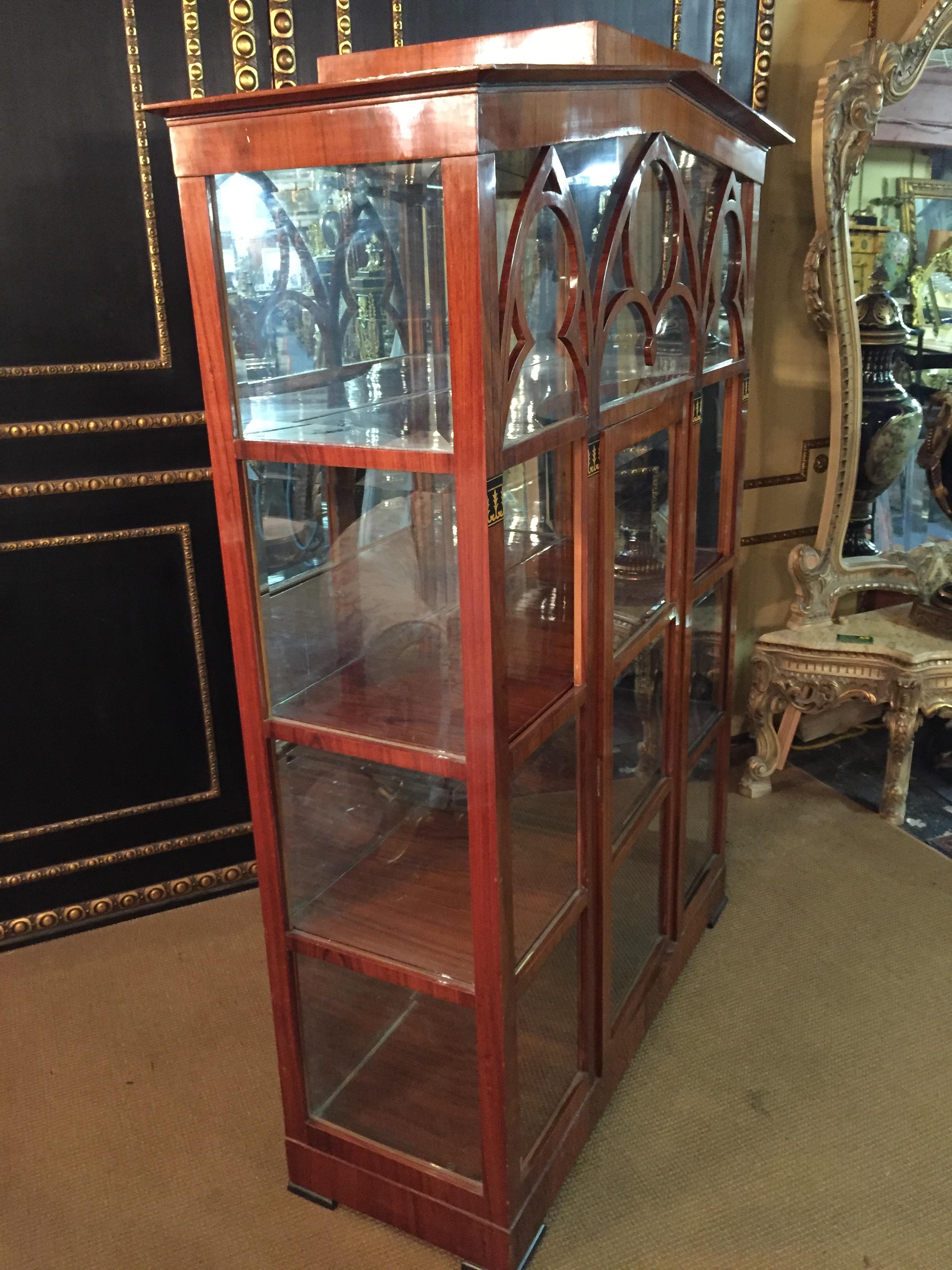 Äußerst elegante Wiener Vitrine im Biedermeier-Stil 8