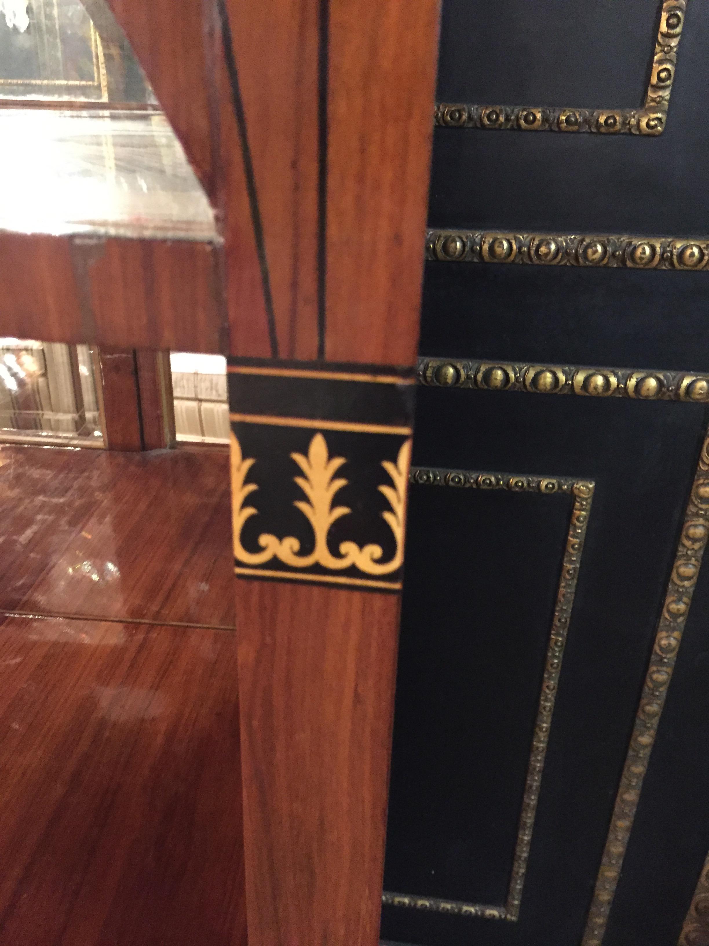 Äußerst elegante Wiener Vitrine im Biedermeier-Stil (Furnier)