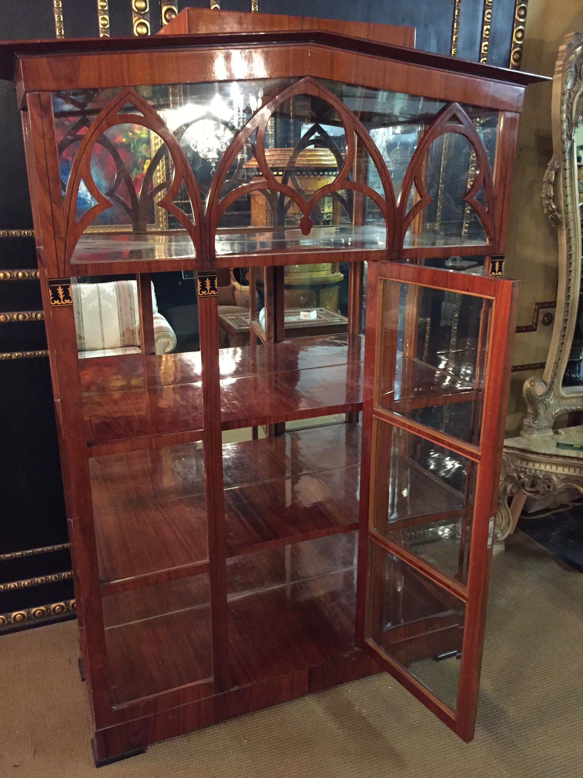 Äußerst elegante Wiener Vitrine im Biedermeier-Stil (Mahagoni)