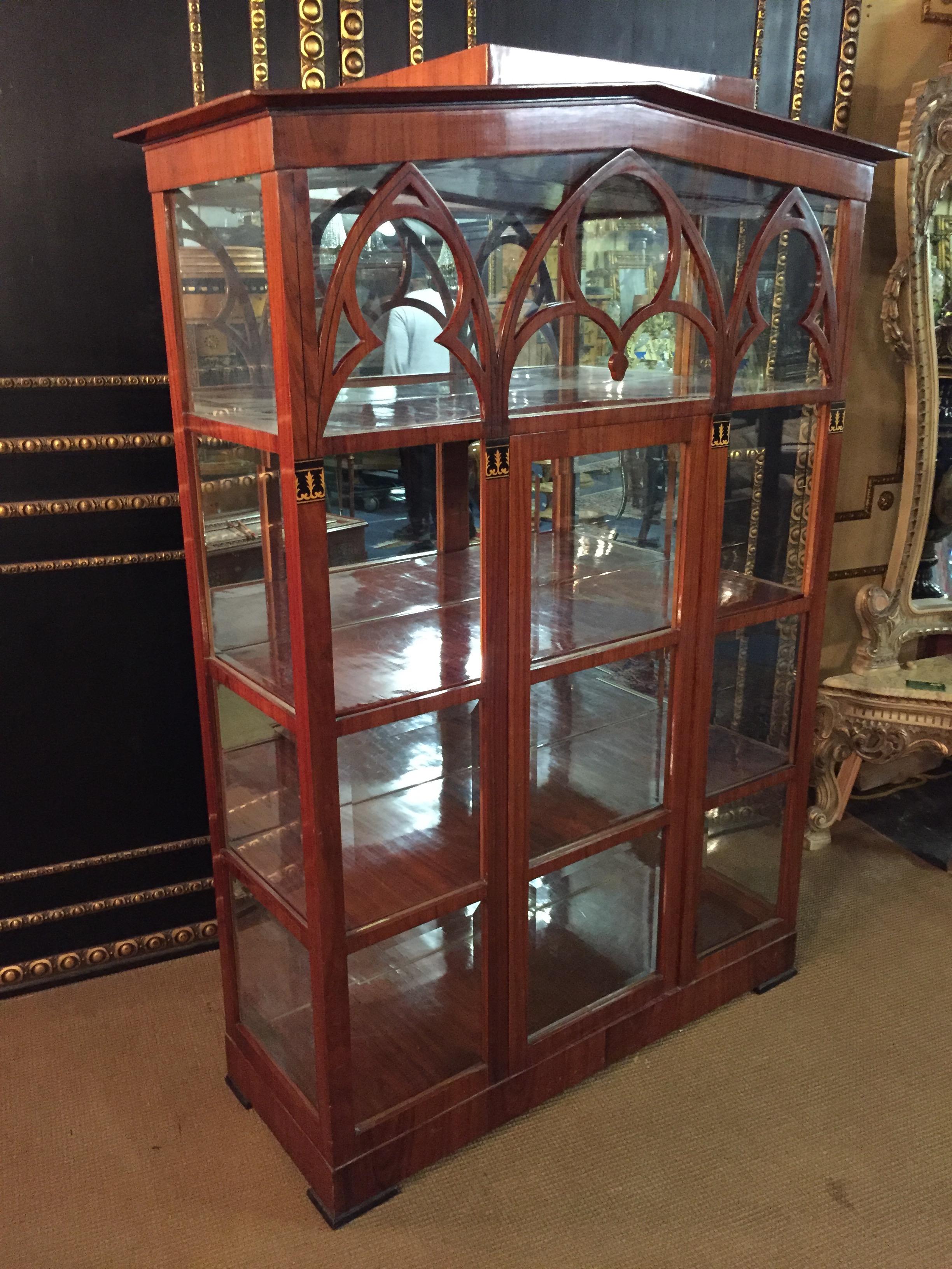 Äußerst elegante Wiener Vitrine im Biedermeier-Stil 1