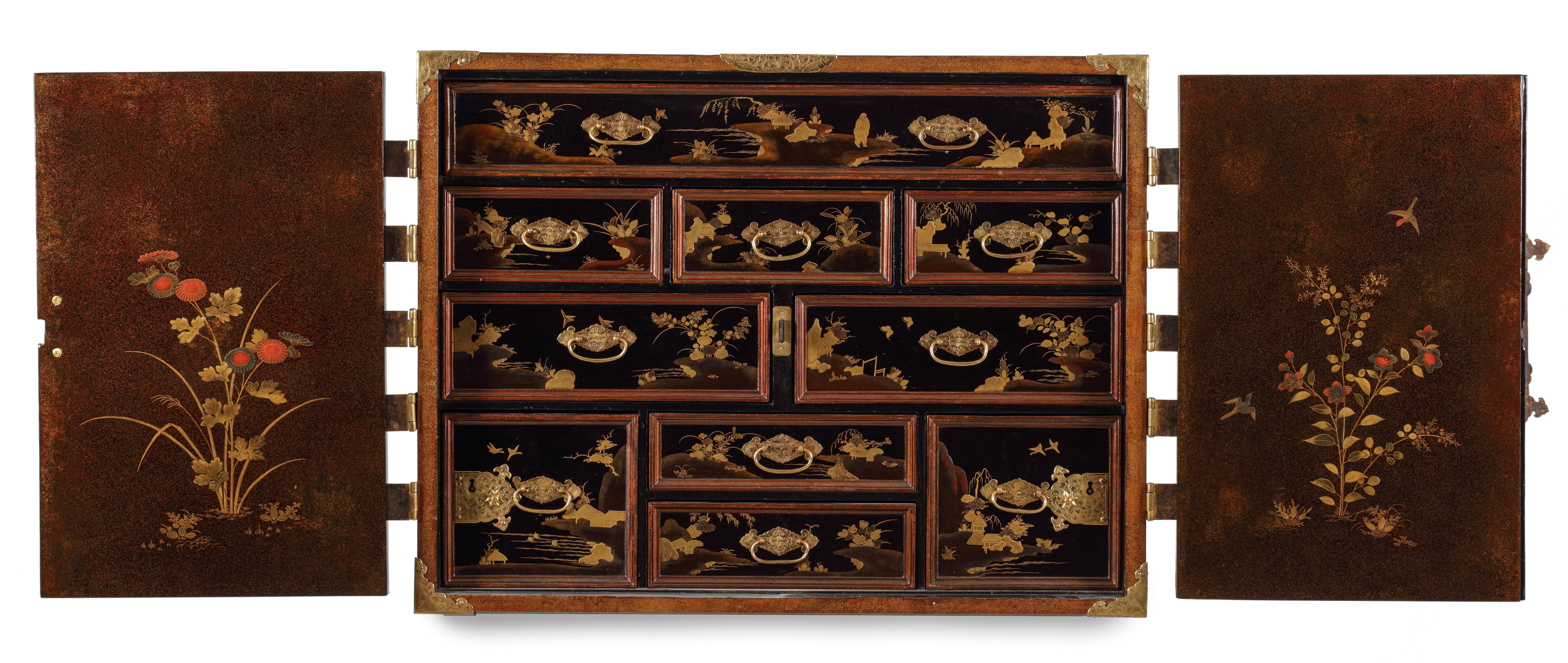 Gilt Extremely Fine and Rare 17th-Century Japanese Export Lacquer and Inlaid Cabinet  For Sale