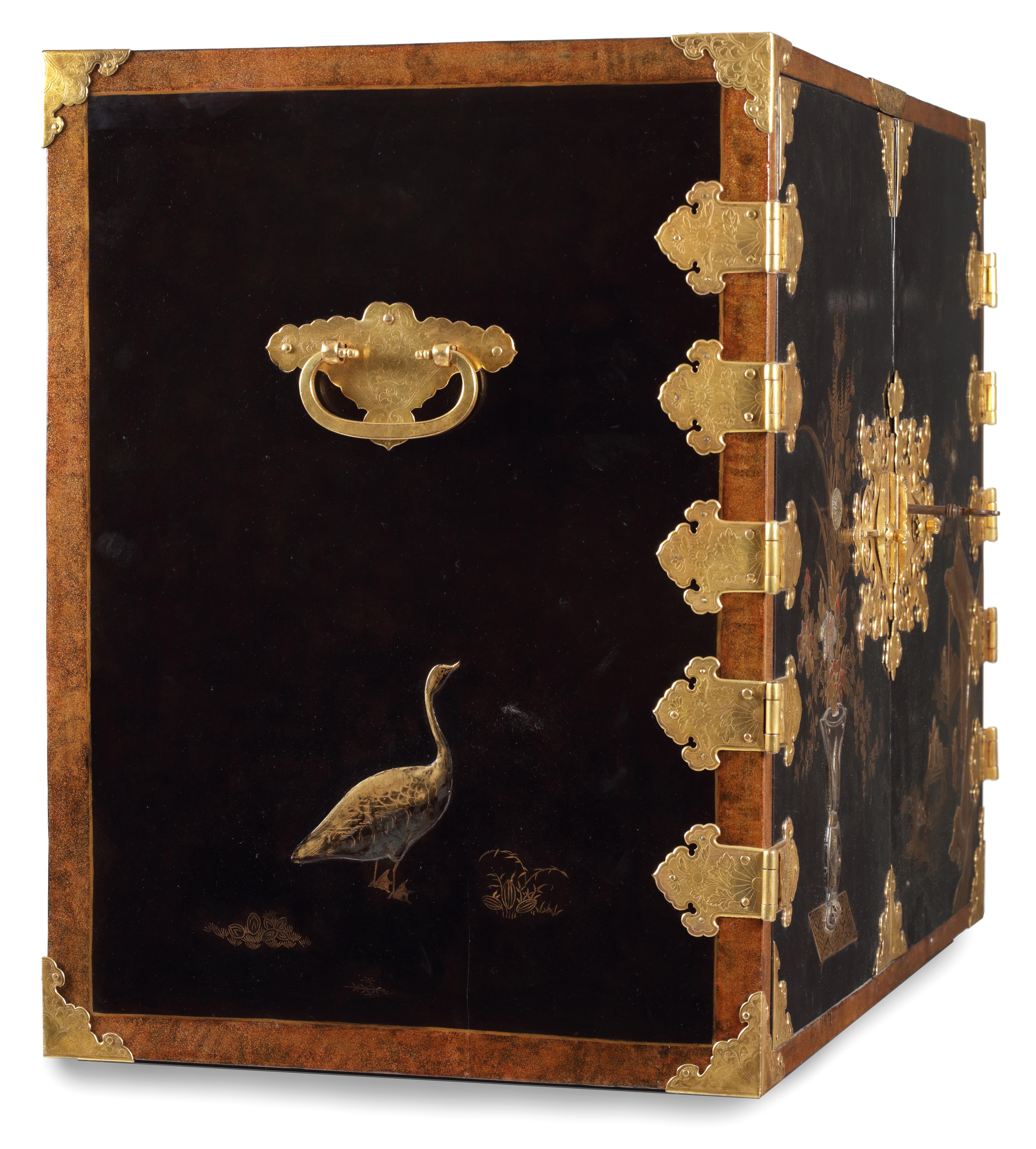 Extremely Fine and Rare 17th-Century Japanese Export Lacquer and Inlaid Cabinet  In Excellent Condition For Sale In Amsterdam, NL