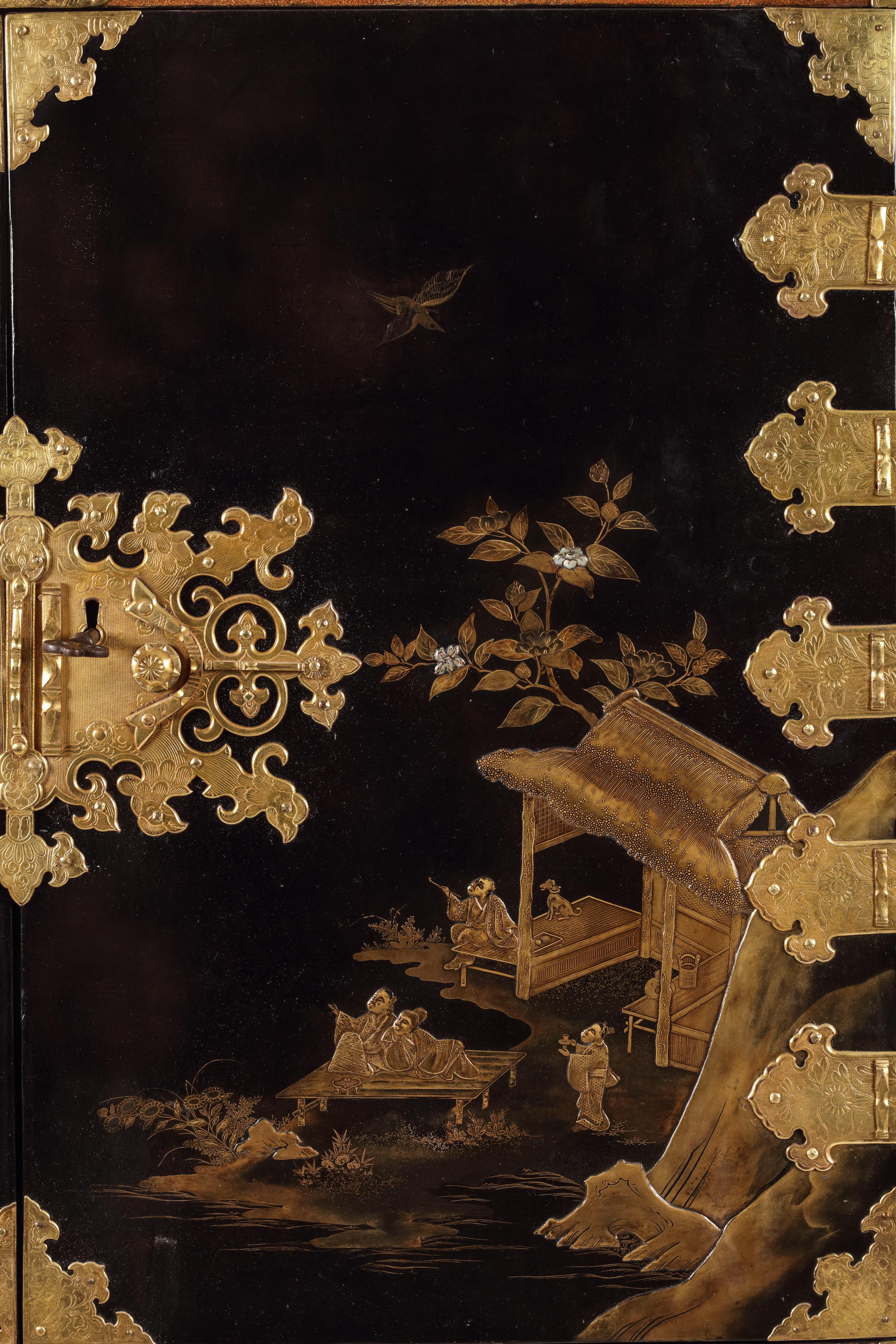 Extremely Fine and Rare 17th-Century Japanese Export Lacquer and Inlaid Cabinet  For Sale 3