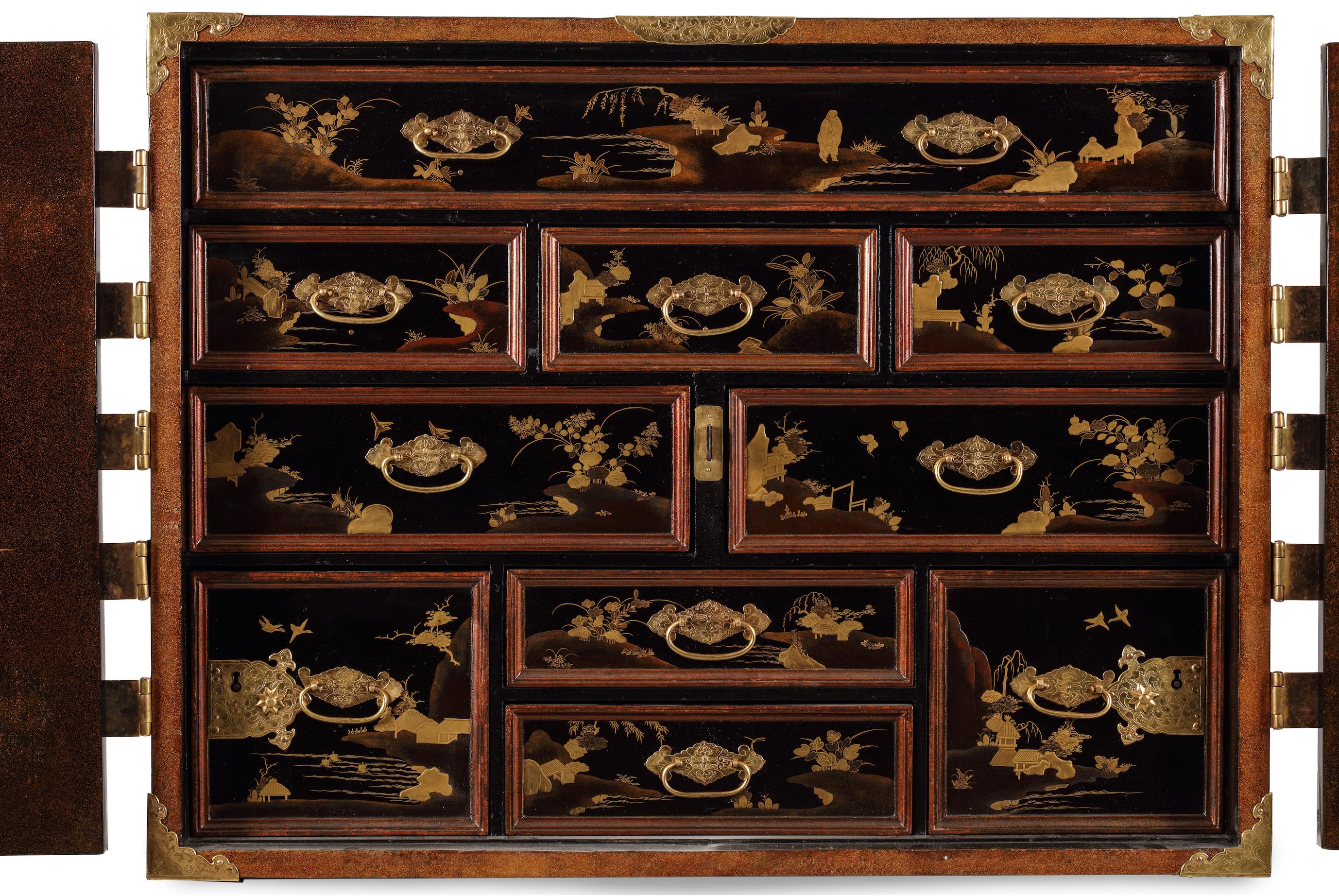 Extremely Fine and Rare 17th-Century Japanese Export Lacquer and Inlaid Cabinet  For Sale 4