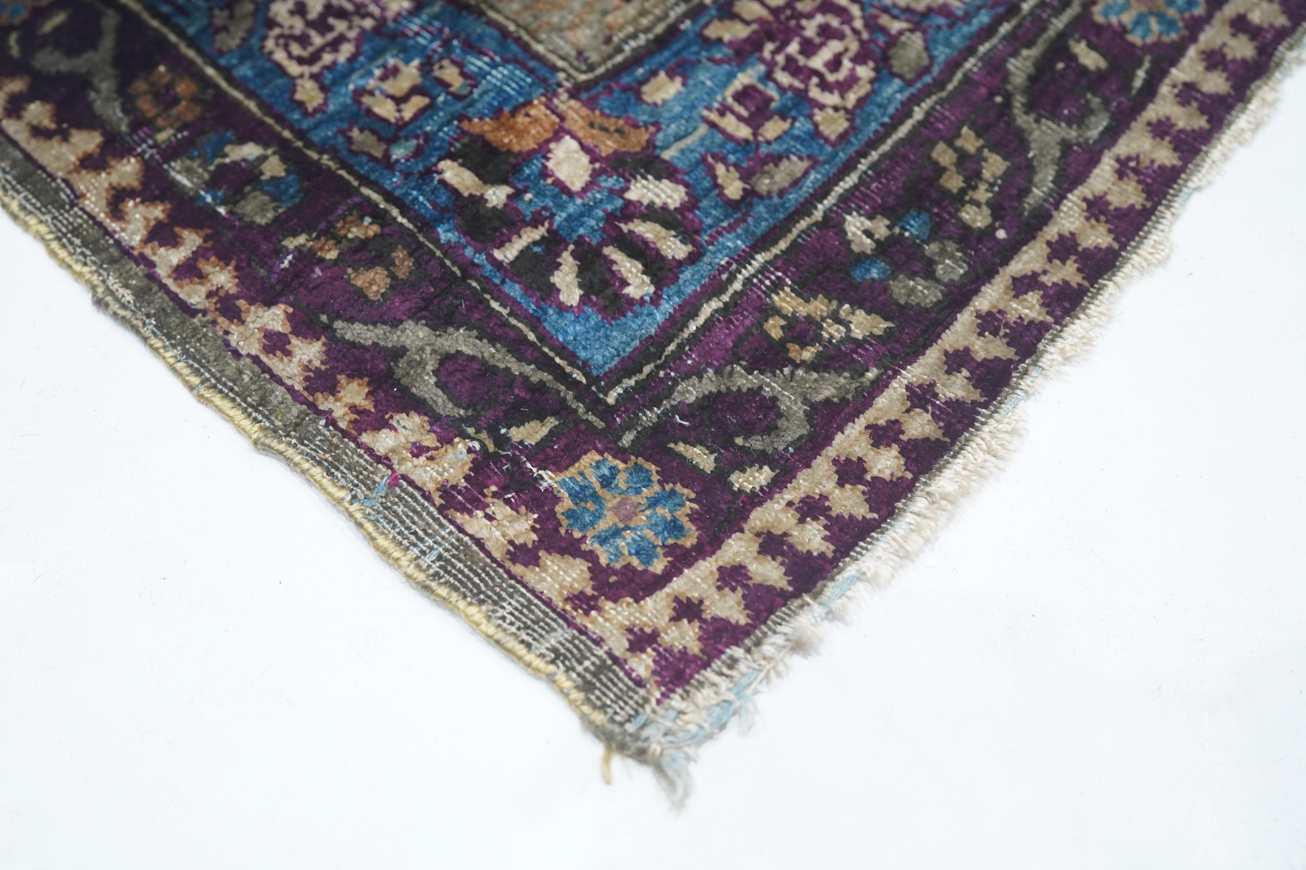 Tappeto antico estremamente pregiato in seta persiana Kashan 6'6'' x 9'8'' In condizioni buone in vendita a New York, NY
