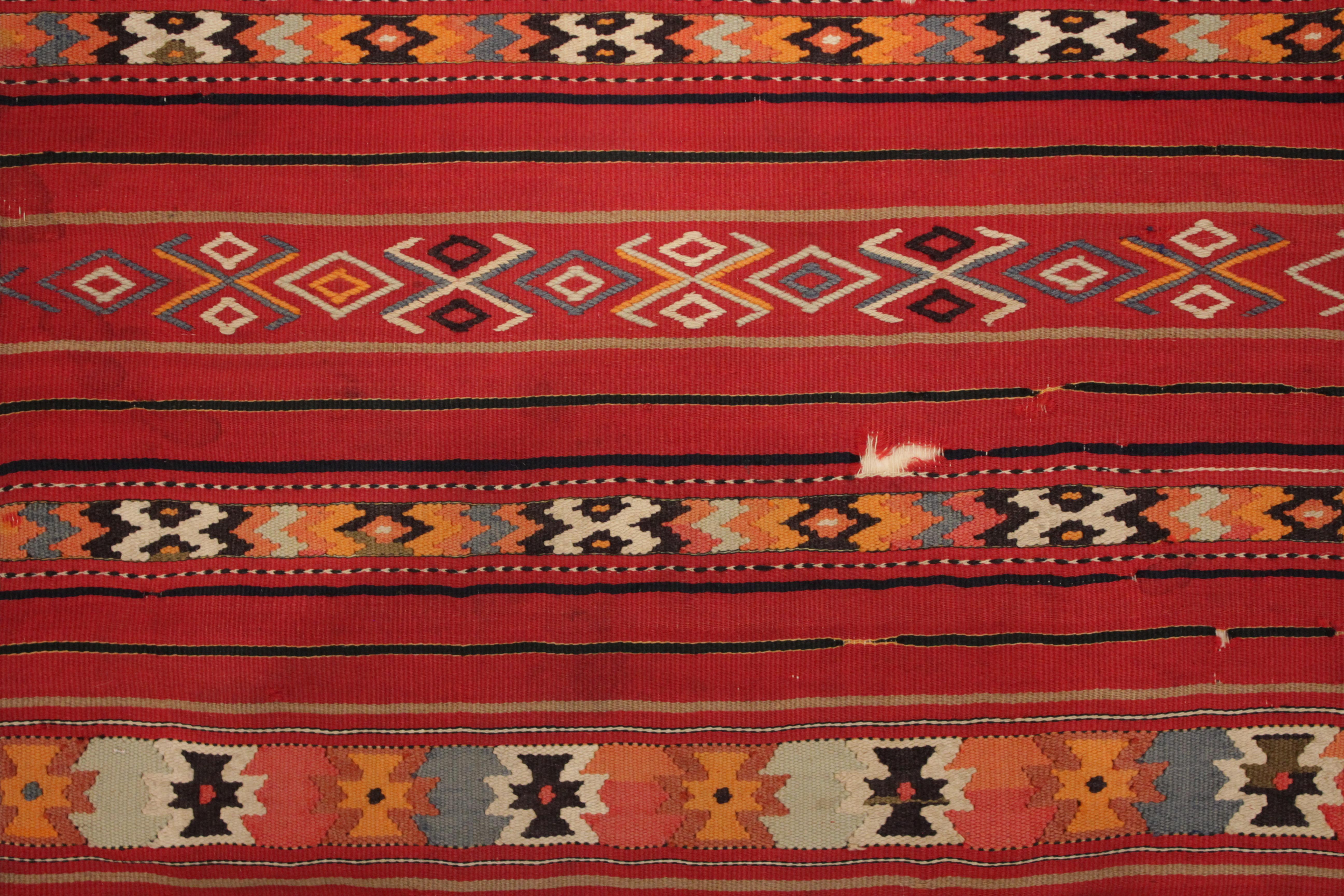 Tribal Kilim ancien extrêmement fin en soie et laine avec figures anthropomorphes  en vente