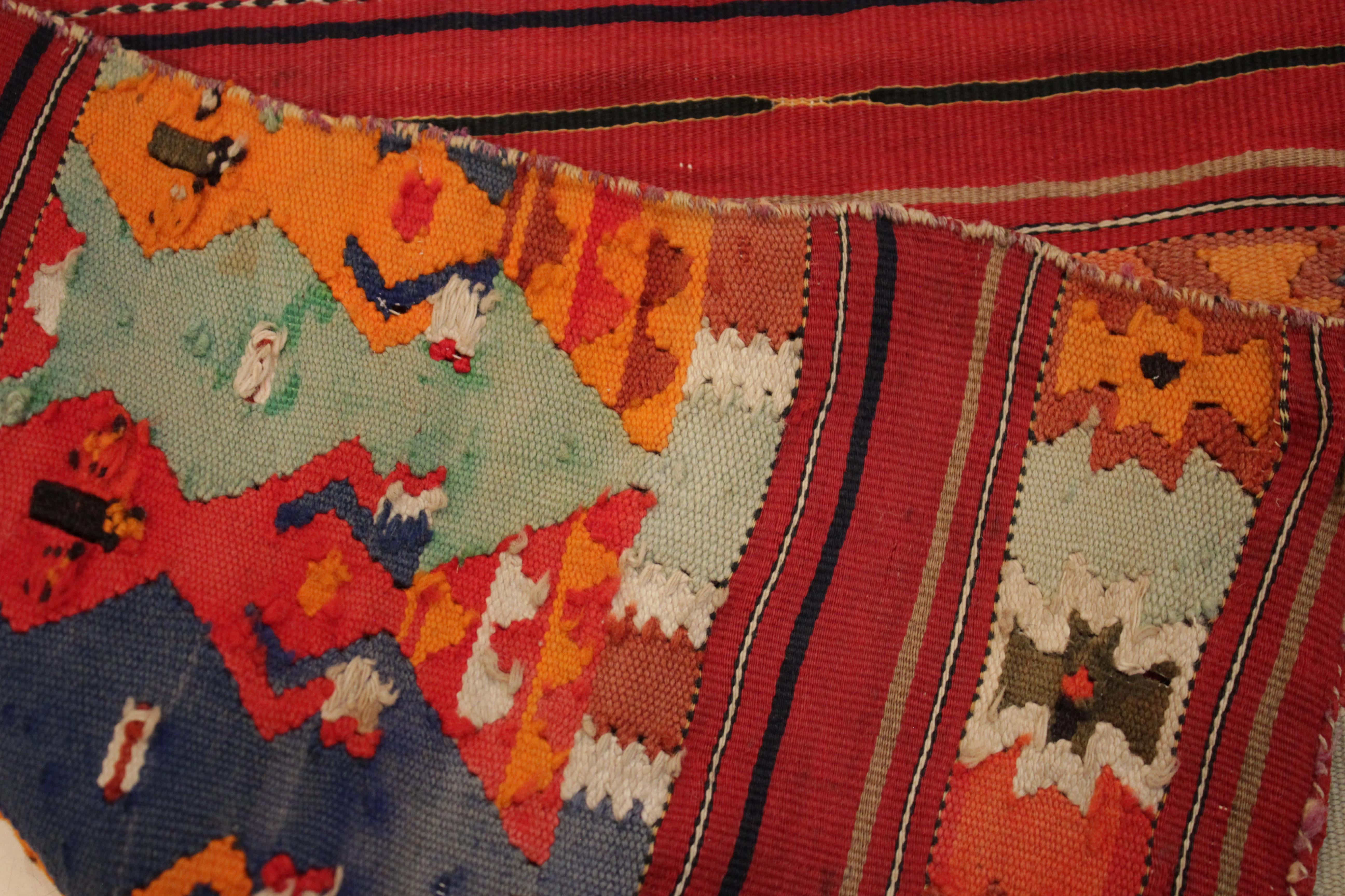 Tissé à la main Kilim ancien extrêmement fin en soie et laine avec figures anthropomorphes  en vente