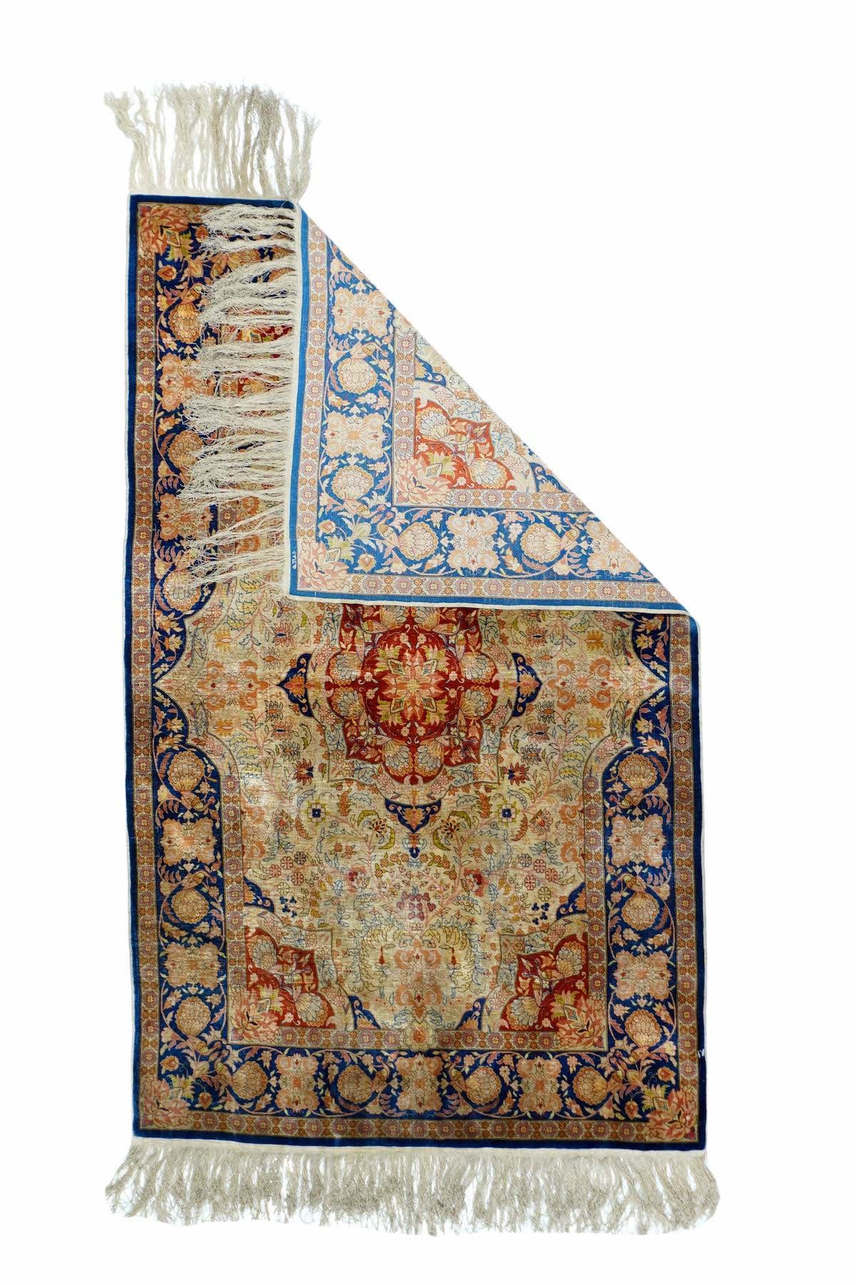 Tappeto antico estremamente fine in seta turca Hereke firmato dal maestro tessitore 2'6'' x 4'1''. Questa seta anatolica del nord-ovest, annodata in modo estremamente fine e uniforme, presenta un fondo color crema paglierino che sostiene un