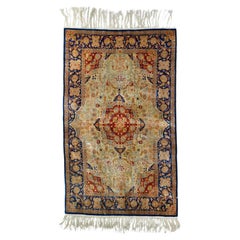 Très beau tapis ancien en soie turque Hereke signé par le Master Weaver