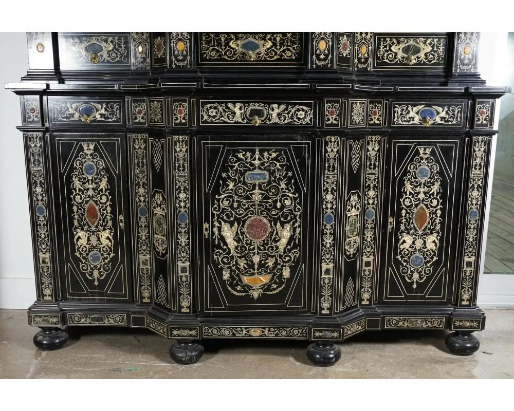 Meuble de rangement baroque italien extrêmement raffiné en bois ébénisé, faux ivoire et pierre dure en vente 8