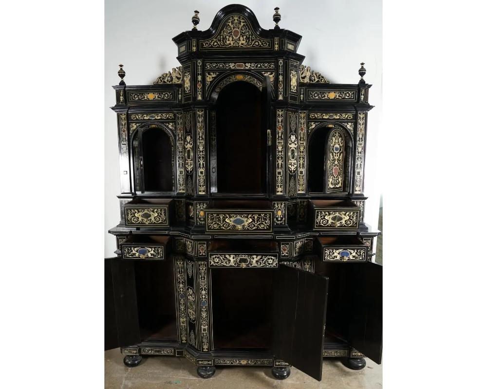 Meuble de rangement baroque italien extrêmement raffiné en bois ébénisé, faux ivoire et pierre dure en vente 9