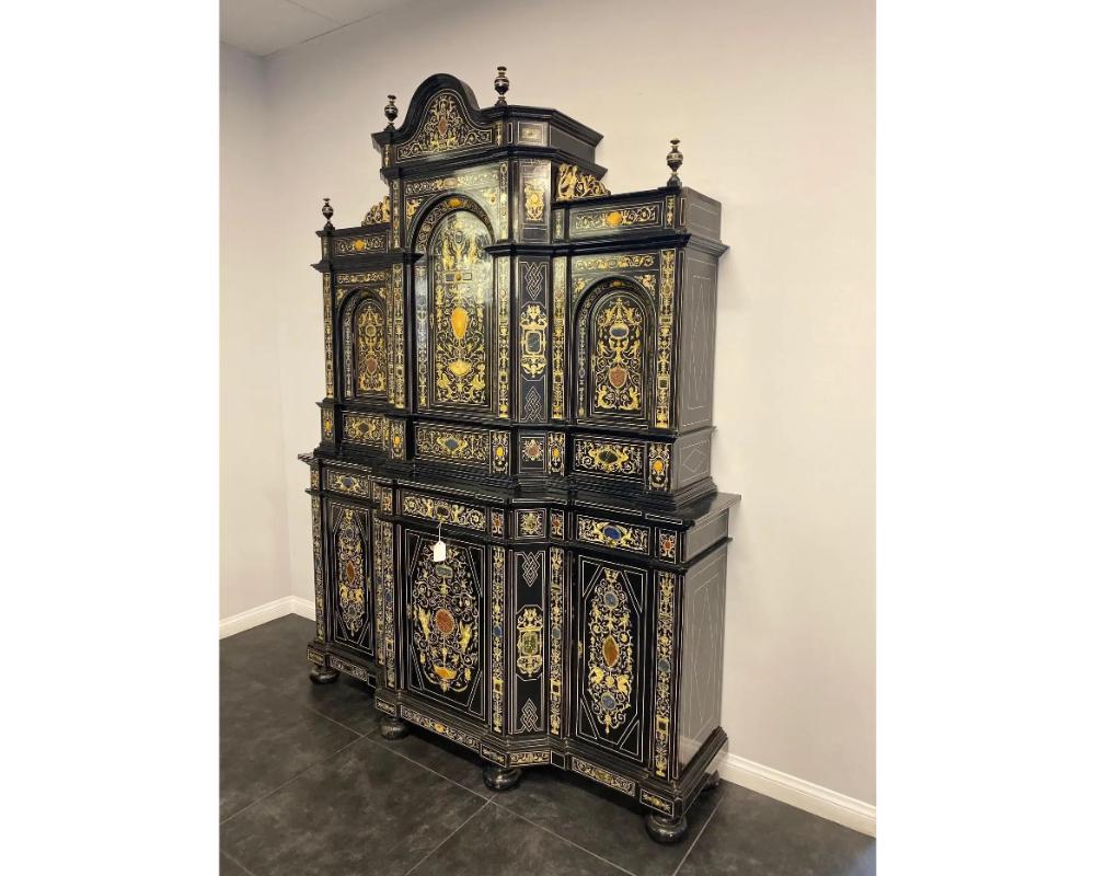 Très beau cabinet baroque italien en bois ébonisé, faux ivoire et pierre dure, Florence, 20e siècle.  

L'ensemble est décoré de motifs bérainesques (arabesques légères et grotesques ludiques) comprenant des rinceaux, des putti et des oiseaux