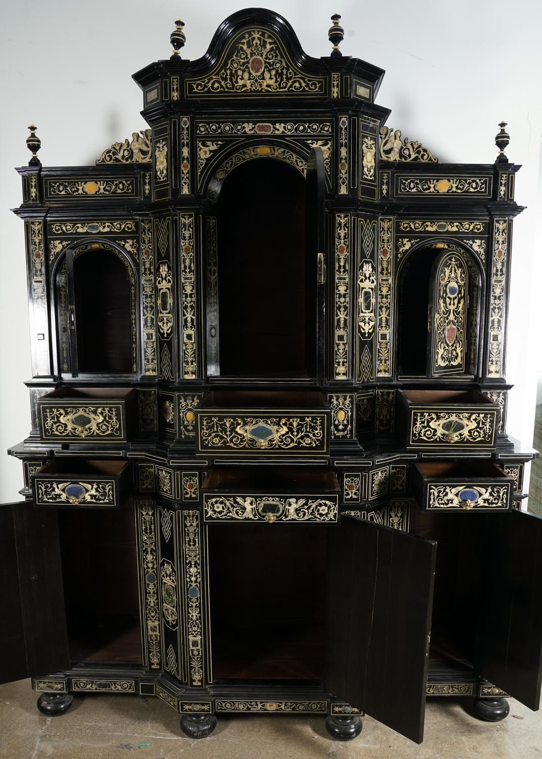 Baroque Meuble de rangement baroque italien extrêmement raffiné en bois ébénisé, faux ivoire et pierre dure en vente
