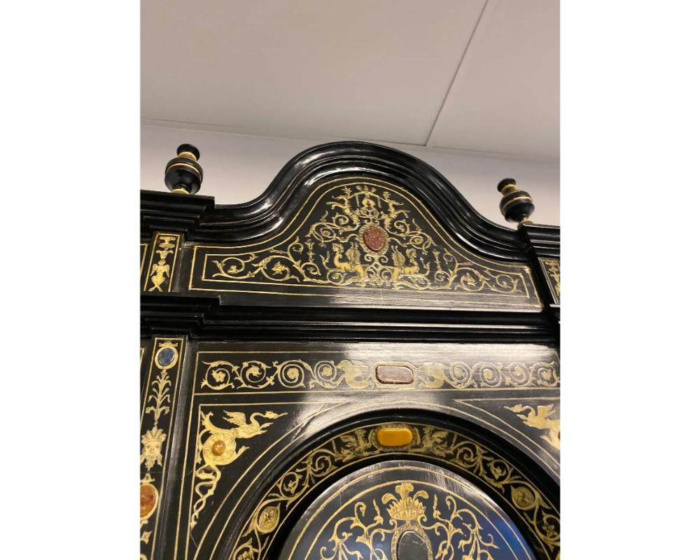 Baroque Meuble de rangement baroque italien extrêmement raffiné en bois ébénisé, faux ivoire et pierre dure en vente