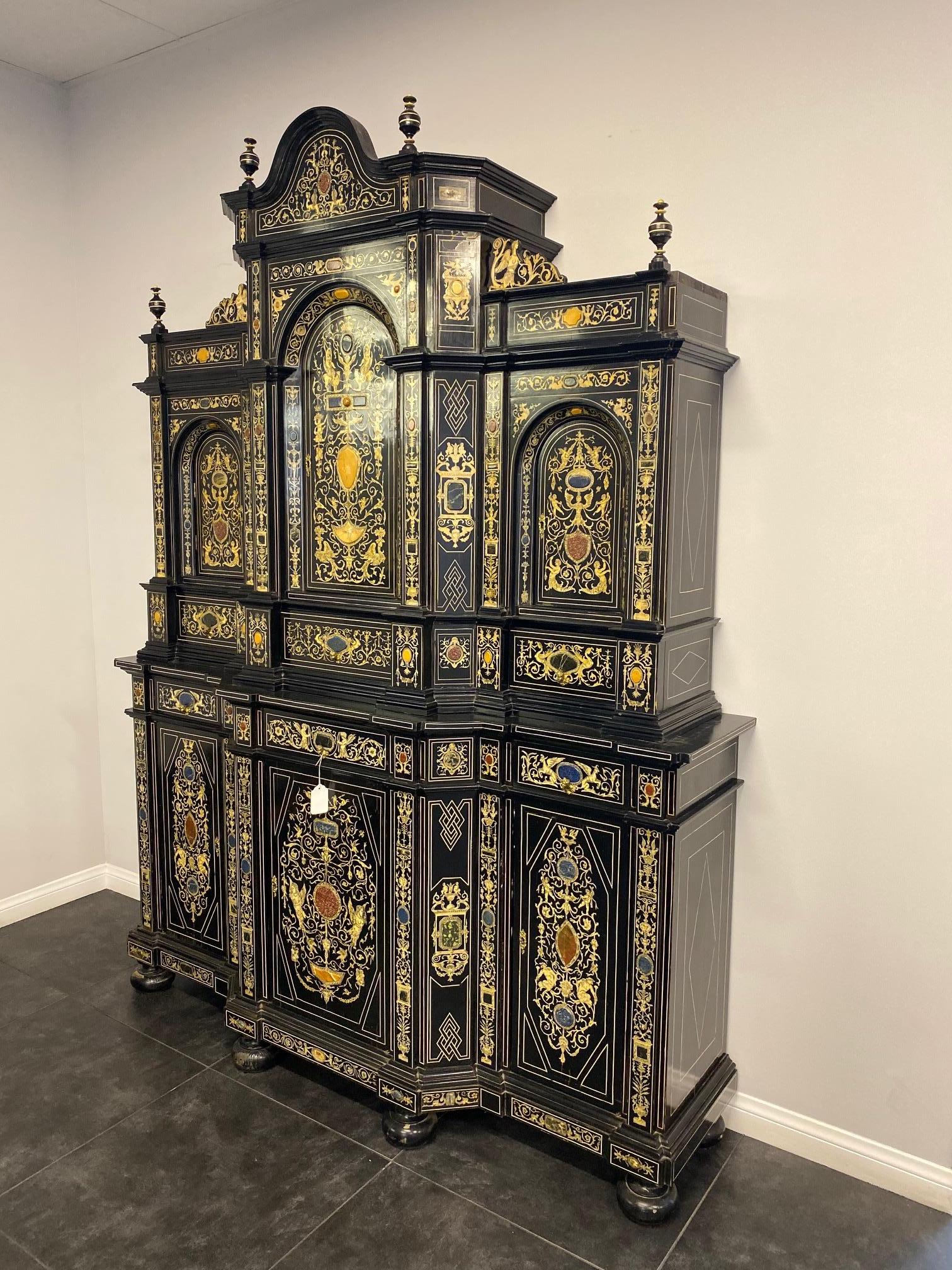 Meuble de rangement baroque italien extrêmement raffiné en bois ébénisé, faux ivoire et pierre dure État moyen - En vente à New York, NY