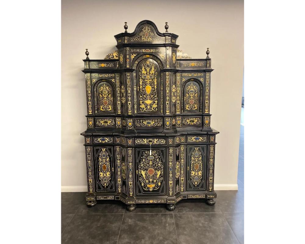 Meuble de rangement baroque italien extrêmement raffiné en bois ébénisé, faux ivoire et pierre dure Bon état - En vente à New York, NY