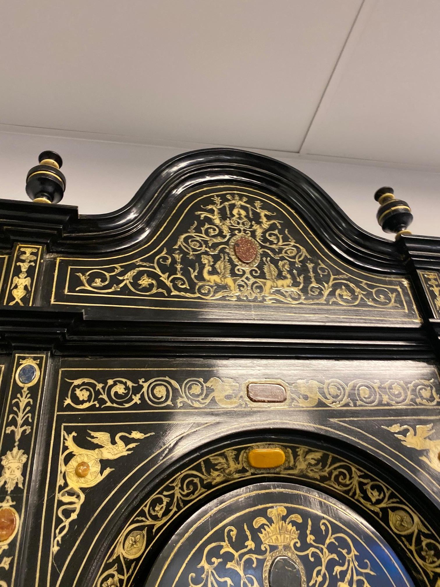 20ième siècle Meuble de rangement baroque italien extrêmement raffiné en bois ébénisé, faux ivoire et pierre dure en vente