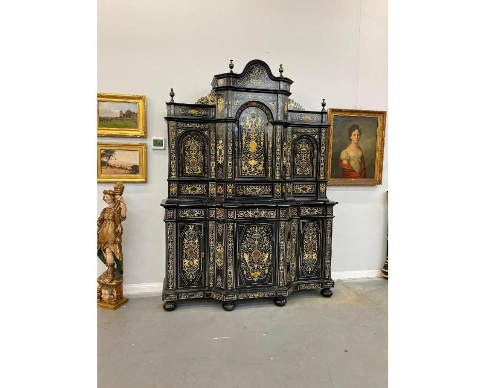 20ième siècle Meuble de rangement baroque italien extrêmement raffiné en bois ébénisé, faux ivoire et pierre dure en vente
