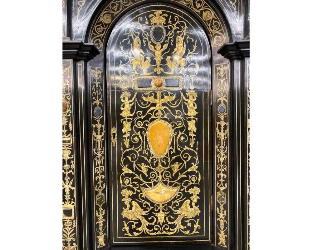 Lapis-lazuli Meuble de rangement baroque italien extrêmement raffiné en bois ébénisé, faux ivoire et pierre dure en vente