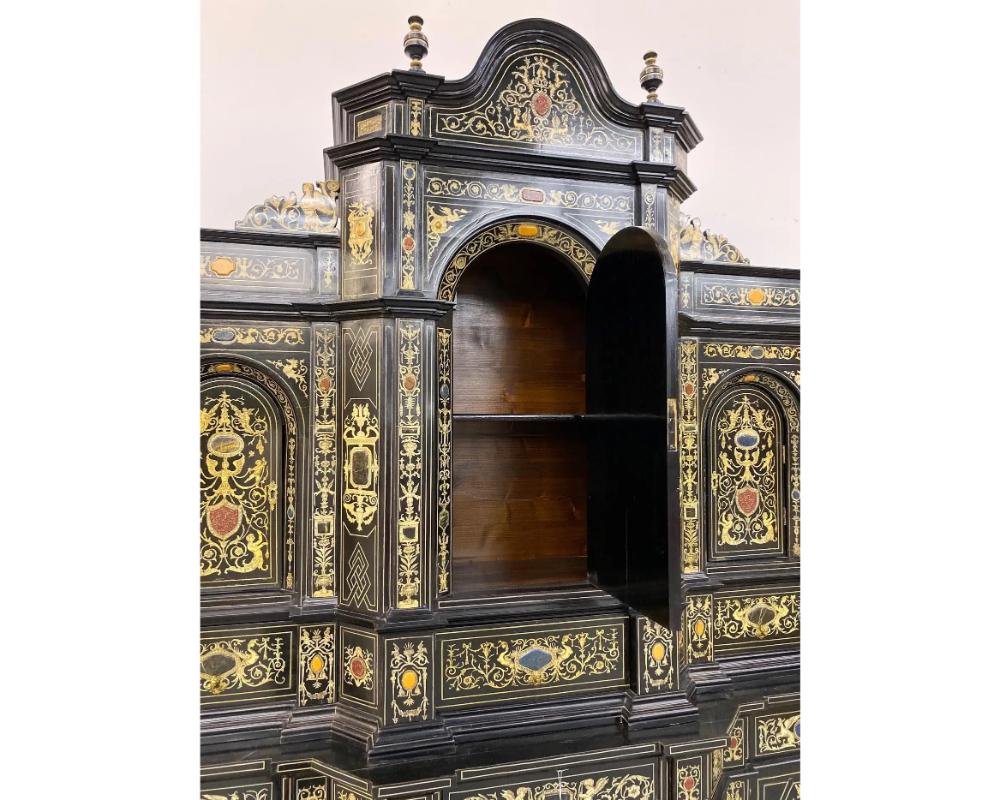 Meuble de rangement baroque italien extrêmement raffiné en bois ébénisé, faux ivoire et pierre dure en vente 1