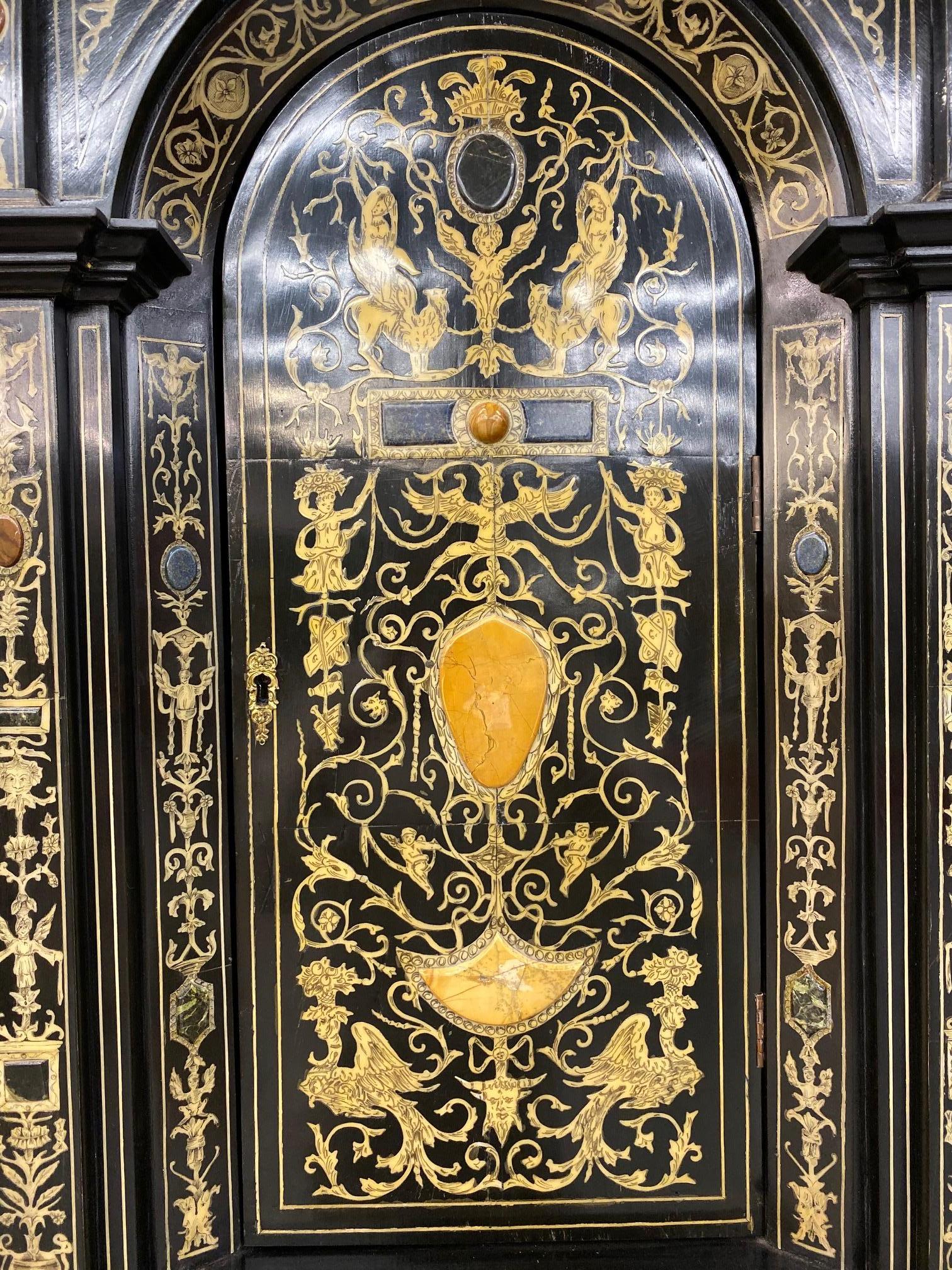 Meuble de rangement baroque italien extrêmement raffiné en bois ébénisé, faux ivoire et pierre dure en vente 2