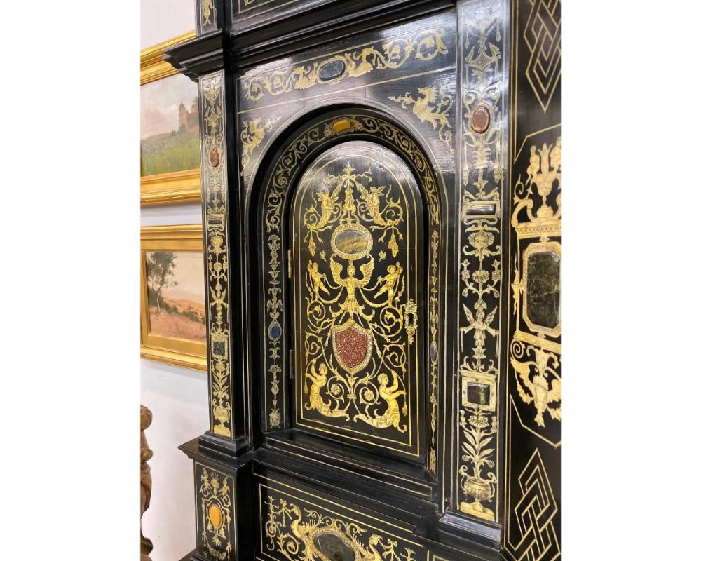 Meuble de rangement baroque italien extrêmement raffiné en bois ébénisé, faux ivoire et pierre dure en vente 2
