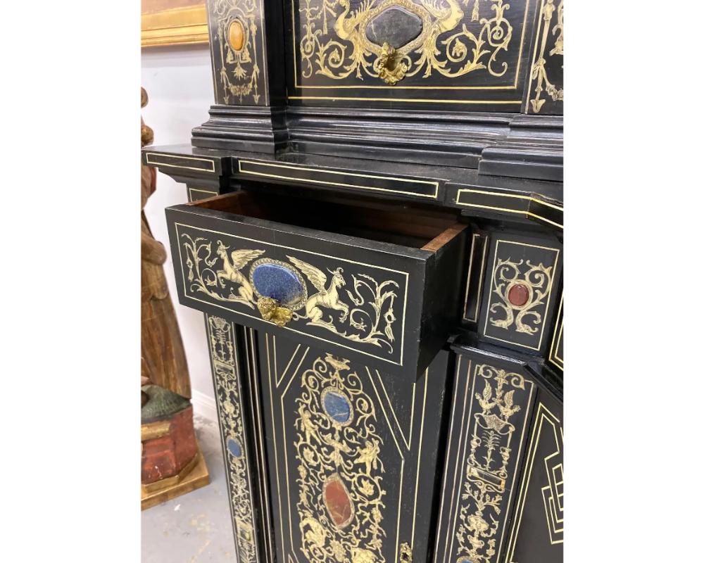 Meuble de rangement baroque italien extrêmement raffiné en bois ébénisé, faux ivoire et pierre dure en vente 3