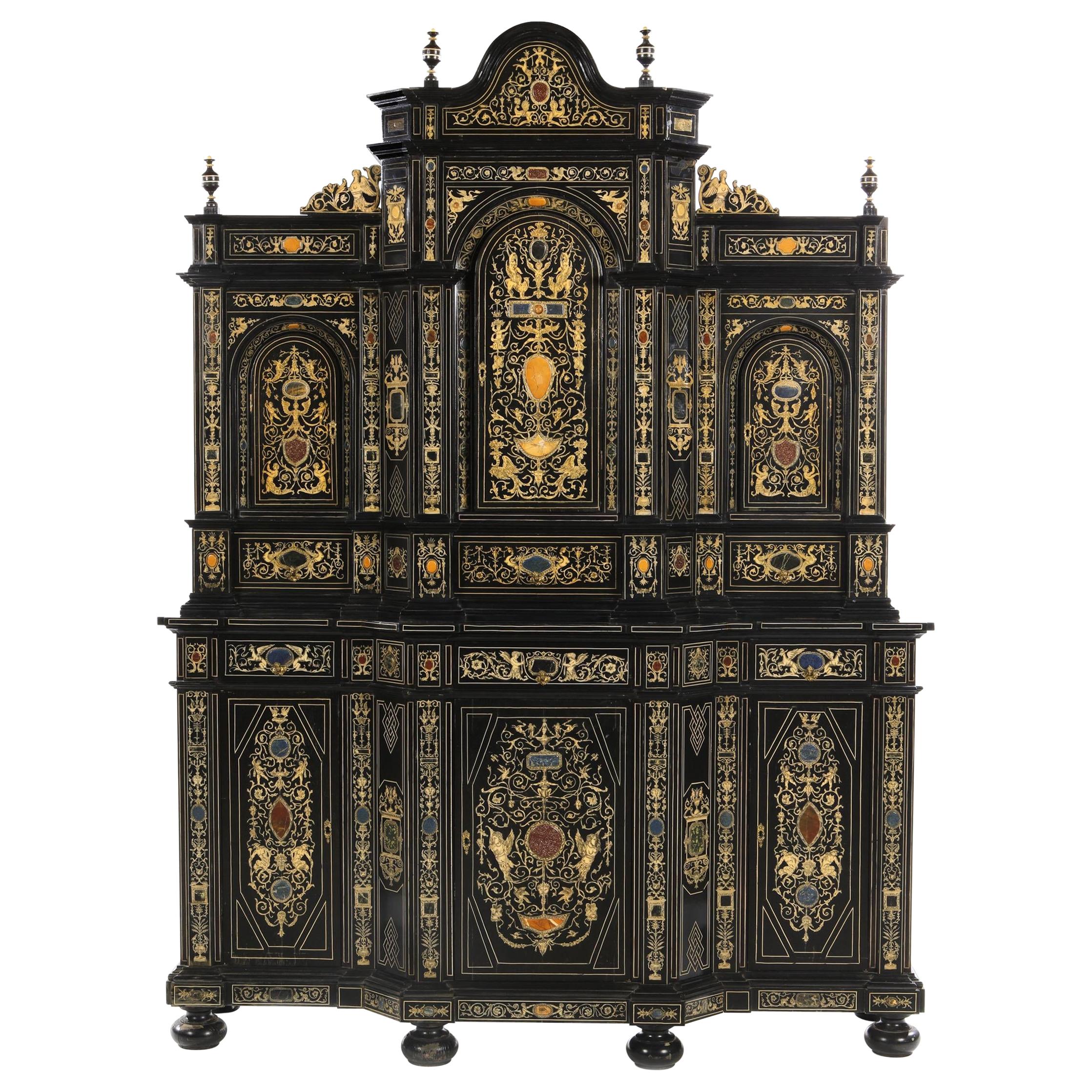 Meuble de rangement baroque italien extrêmement raffiné en bois ébénisé, faux ivoire et pierre dure