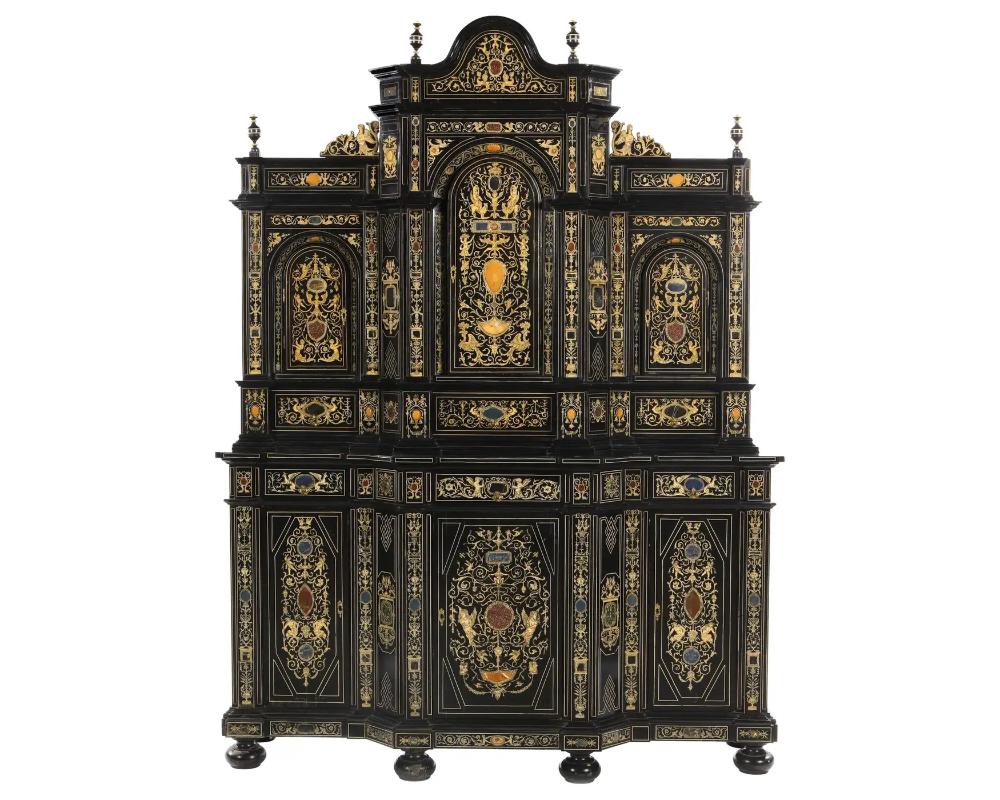 Meuble de rangement baroque italien extrêmement raffiné en bois ébénisé, faux ivoire et pierre dure en vente
