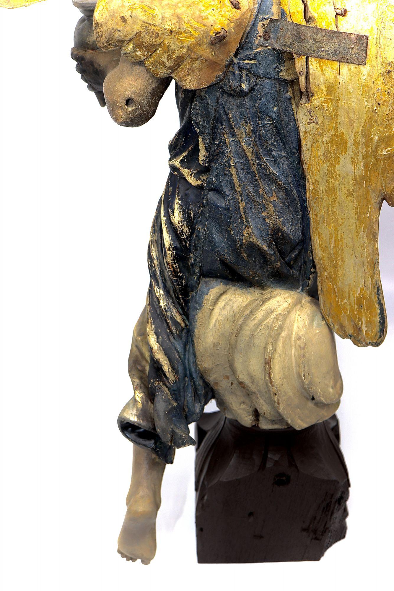Äußerst feine nordeuropäische geschnitzte Holz- und polychrom verzierte Figur aus Holz (Blattgold)