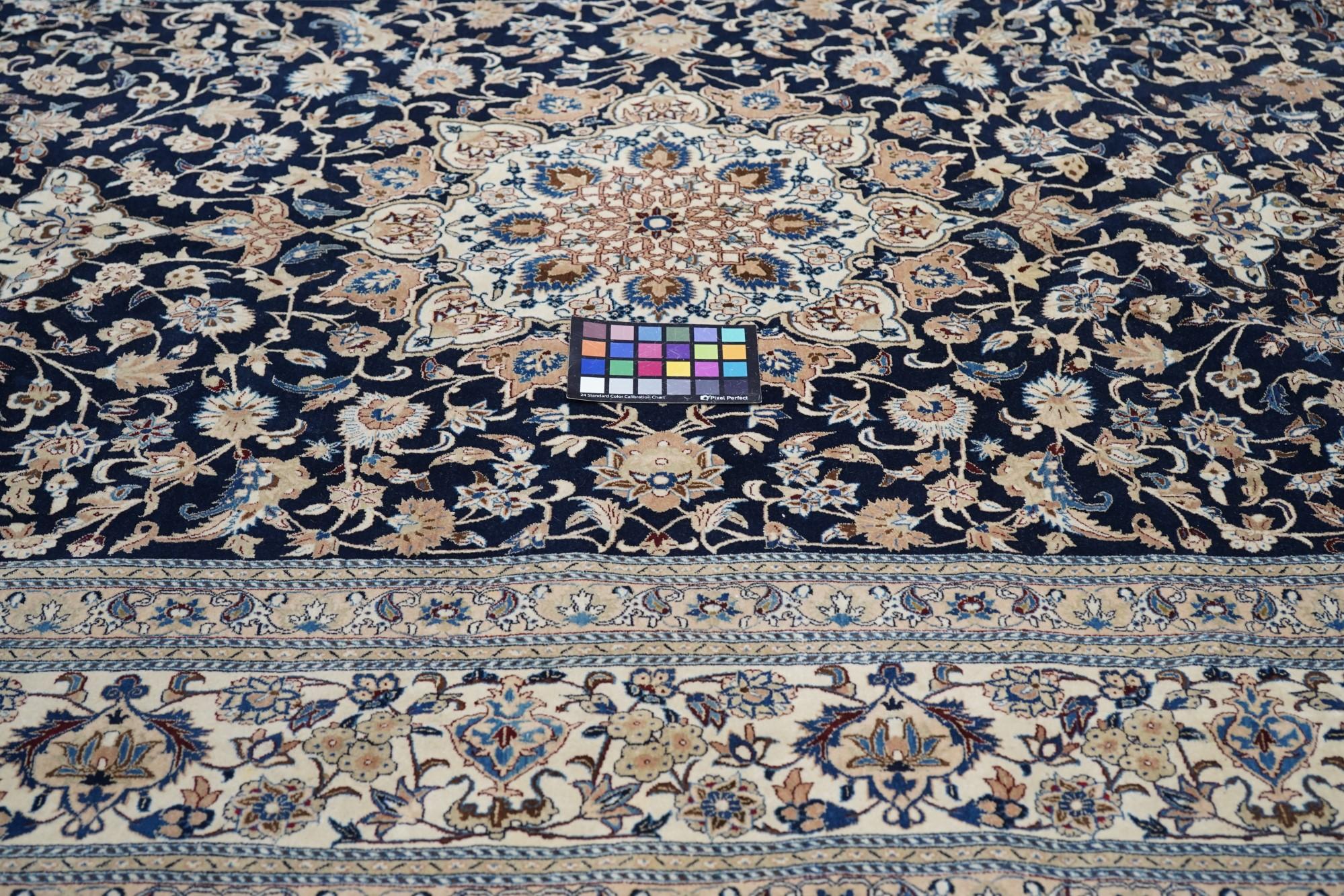 Asiatico Tappeto estremamente fine in lana e seta persiana Habibian (uno di due) 5'4'' x 9'6'' in vendita