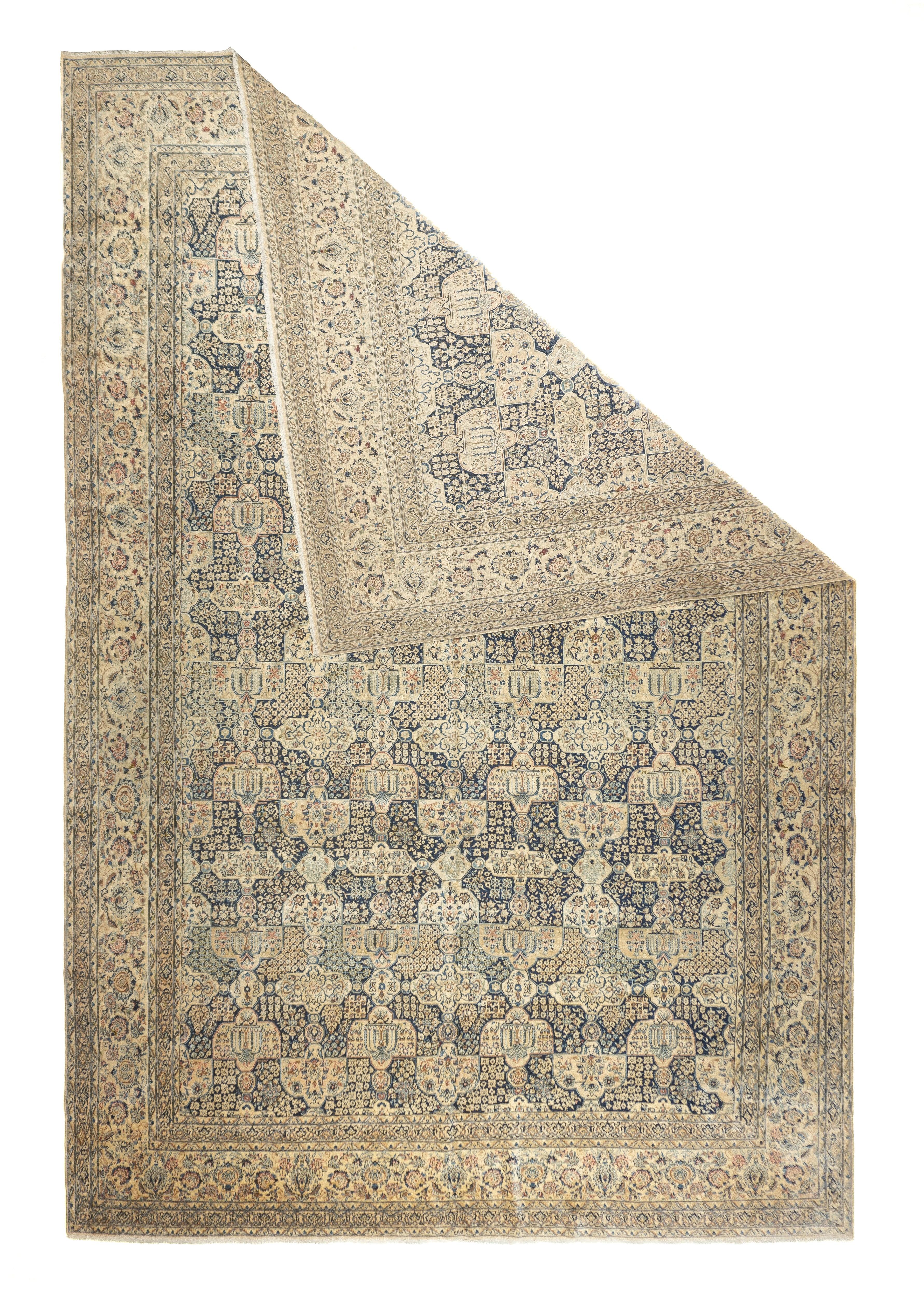 Tappeto persiano estremamente fine in lana e seta Habibian 10'10'' x 16'5''. Si tratta di una tessitura particolarmente grande proveniente dalla città centrale persiana di Nain, che ha iniziato a produrre tappeti negli anni '30 del secolo scorso.
