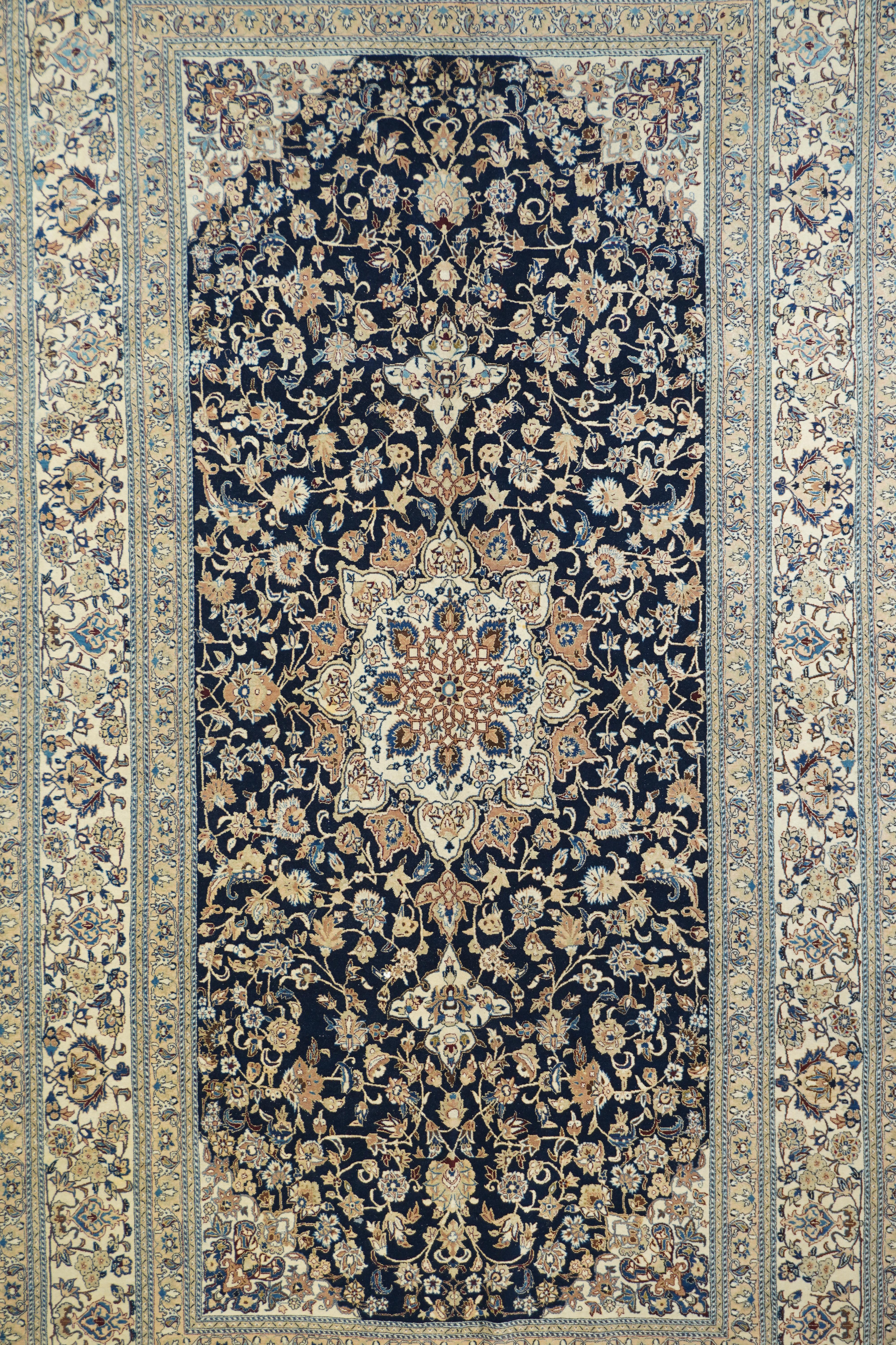 Annodato a mano Tappeto persiano estremamente fine in lana e seta Habibian 5'4'' x 9'6'' in vendita