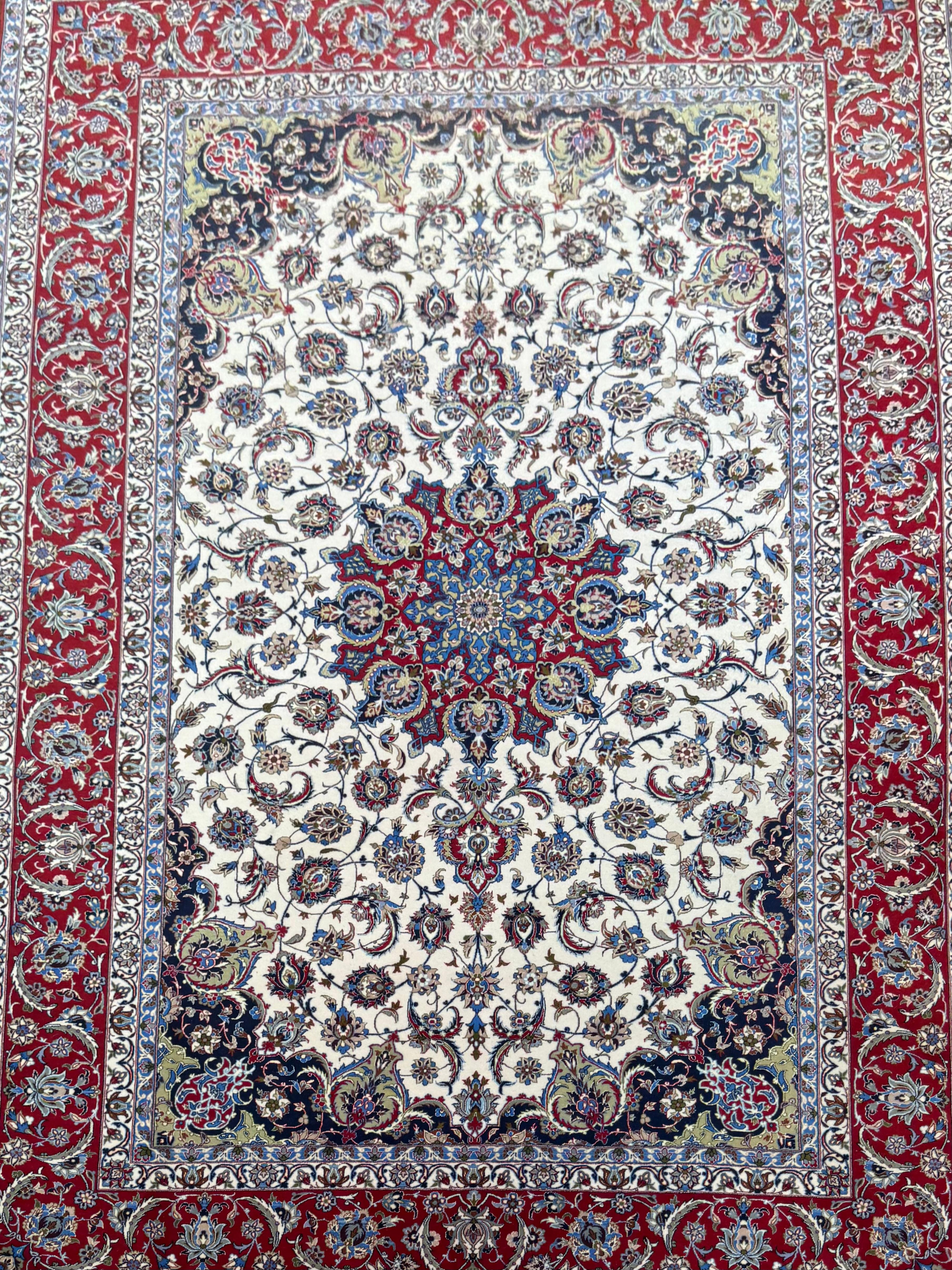 Un tappeto persiano Isfahan davvero squisito ed eccezionalmente fine, proveniente dall'Iran negli anni '70. Questo straordinario pezzo è una testimonianza dell'impareggiabile maestria degli artigiani di Isfahan. Nonostante la sua ricca storia, il