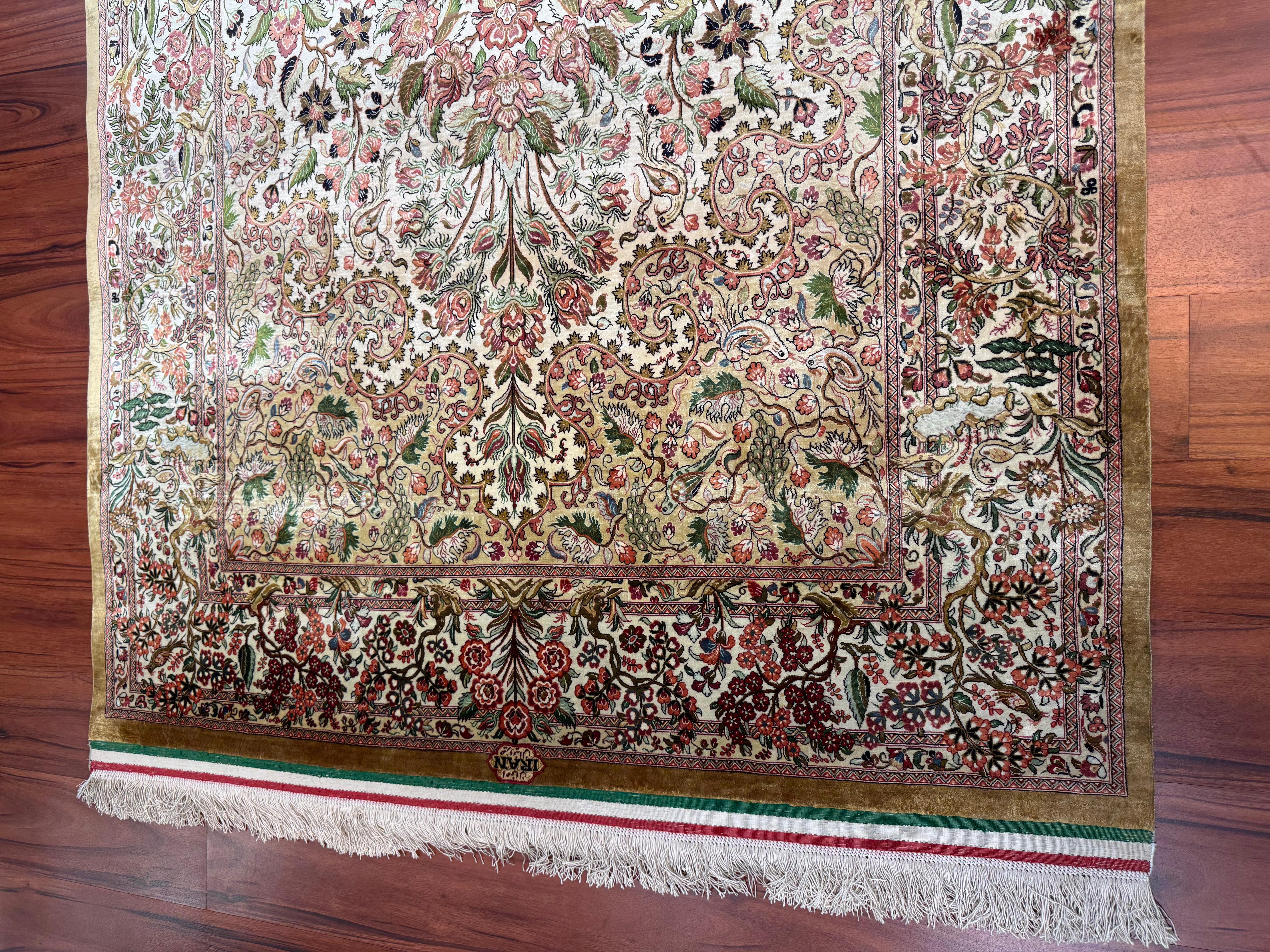Un magnifico tappeto persiano Isfahan, proveniente dall'Iran negli anni '70, che incarna l'epitome dell'eleganza e dell'arte. Questo straordinario pezzo è realizzato interamente in seta al 100%, con una lucentezza lussuosa e un impeccabile design
